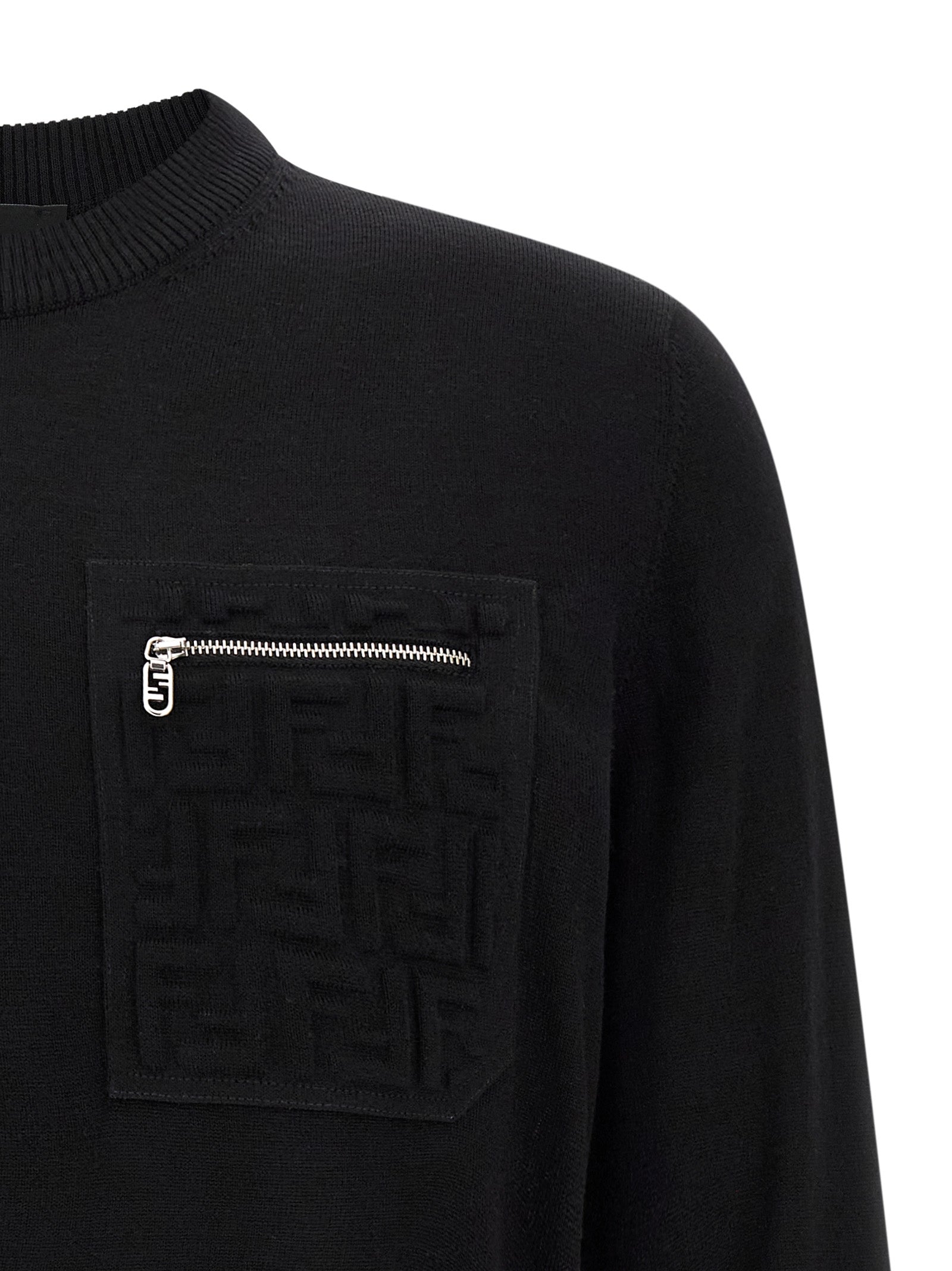 Cardigan noir en laine vierge de marque Fendi, finition élégante, porté avec des détails visibles sur l'image.