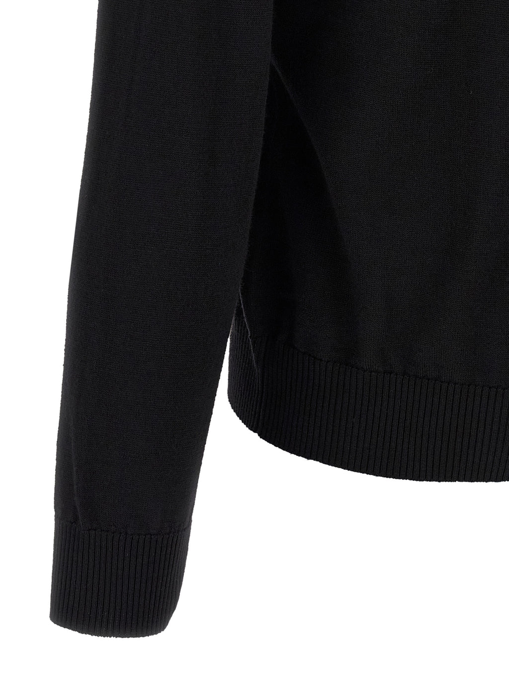 Cardigan noir en laine vierge de Fendi, coupe classique avec boutons, porté sur un modèle, détail du tissu doux et élégant.