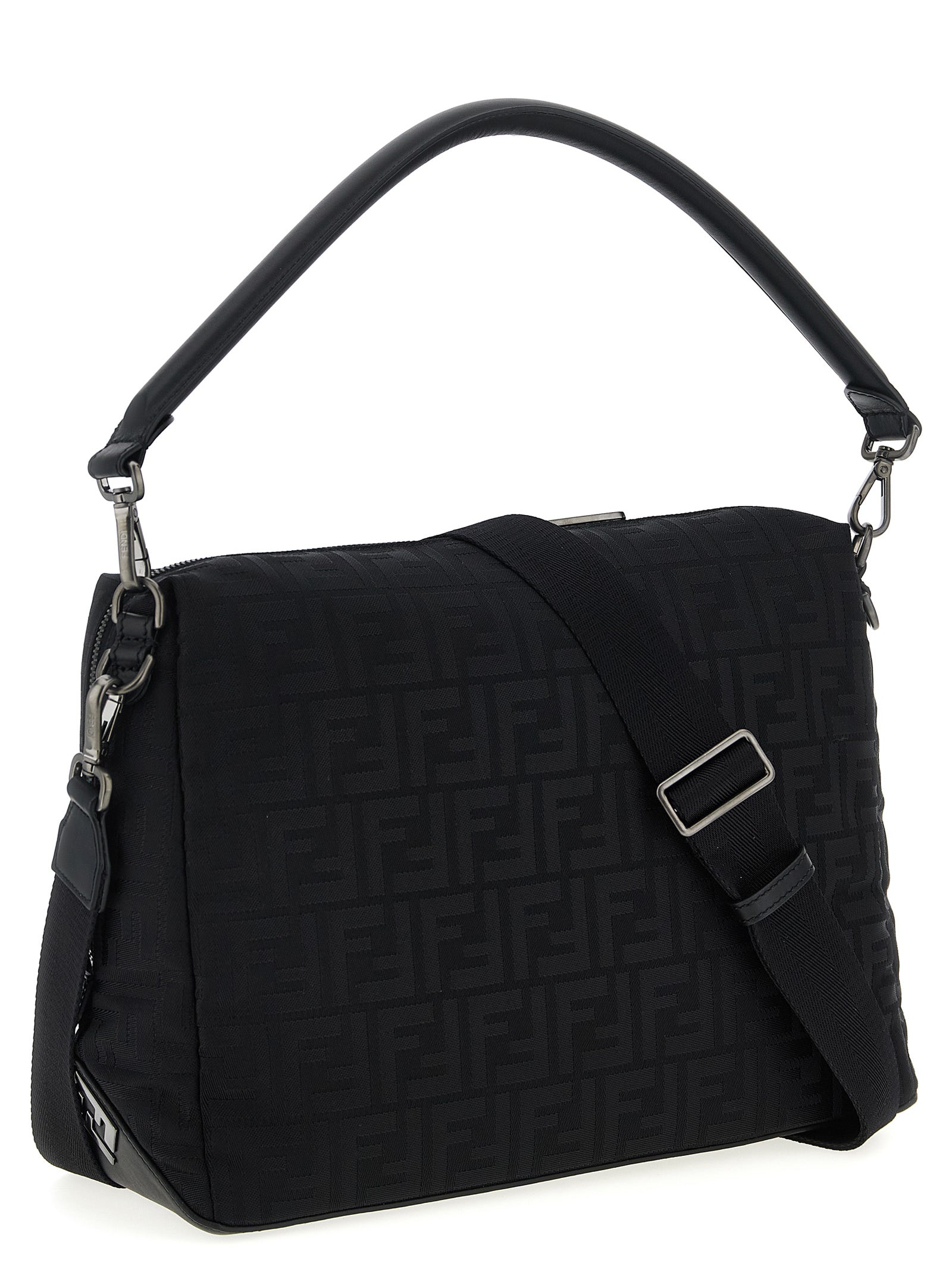 Sac à bandoulière Fendi noir en polyamide avec détails élégants, vue en gros plan sur la texture et la fermeture.
