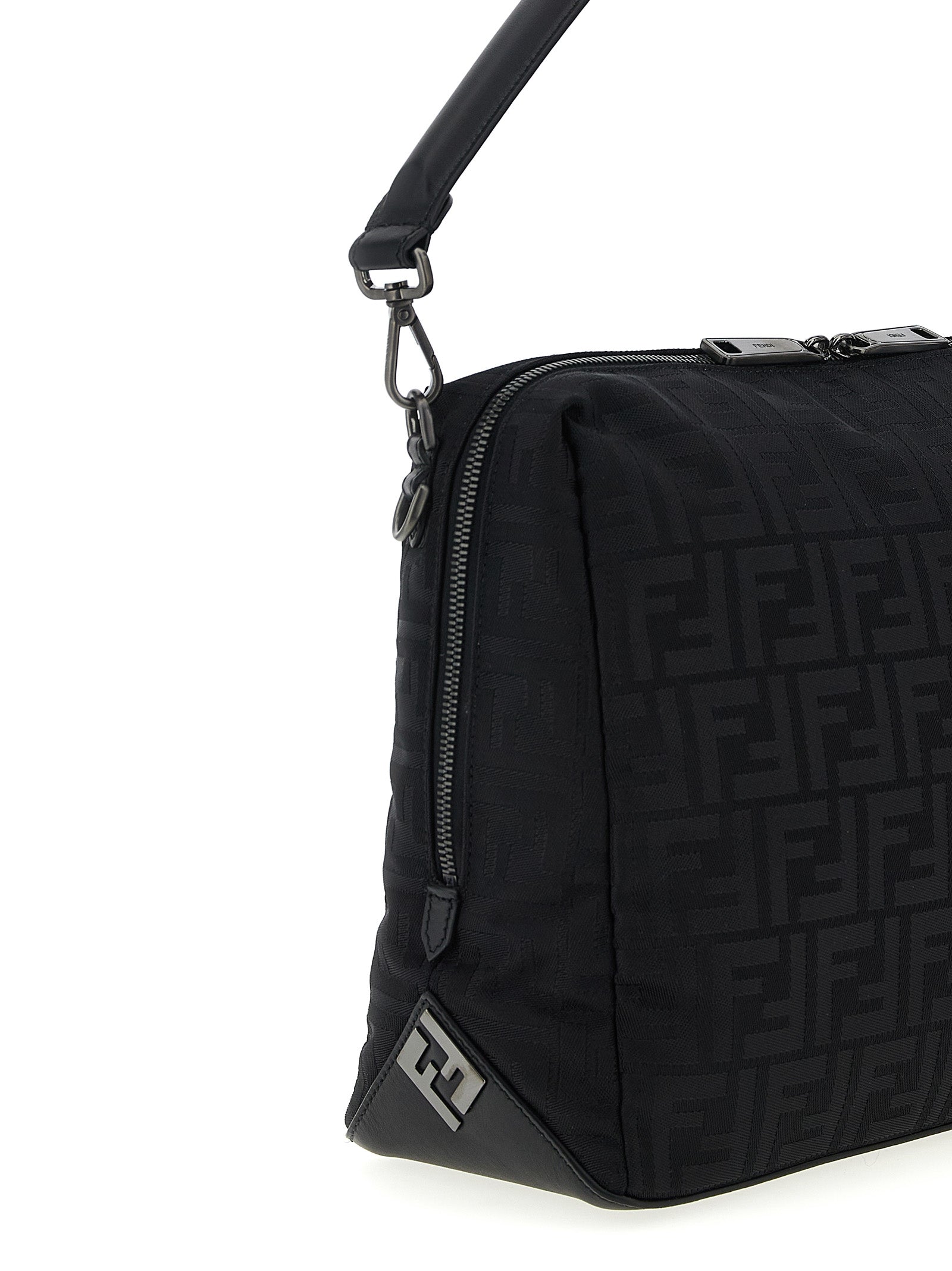 Sac à épaule noir Fendi en polyamide, avec détails élégants et design sophistiqué visible sur cette image.