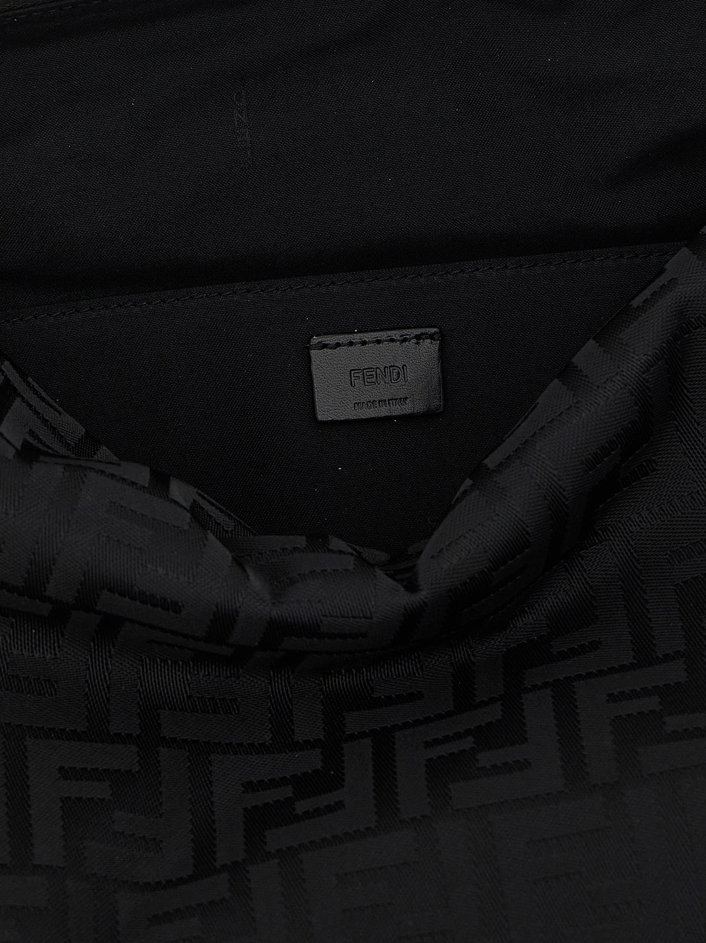 Sac à bandoulière Fendi en polyamide noir, élégant et pratique, avec détails de la marque visible sur le produit.