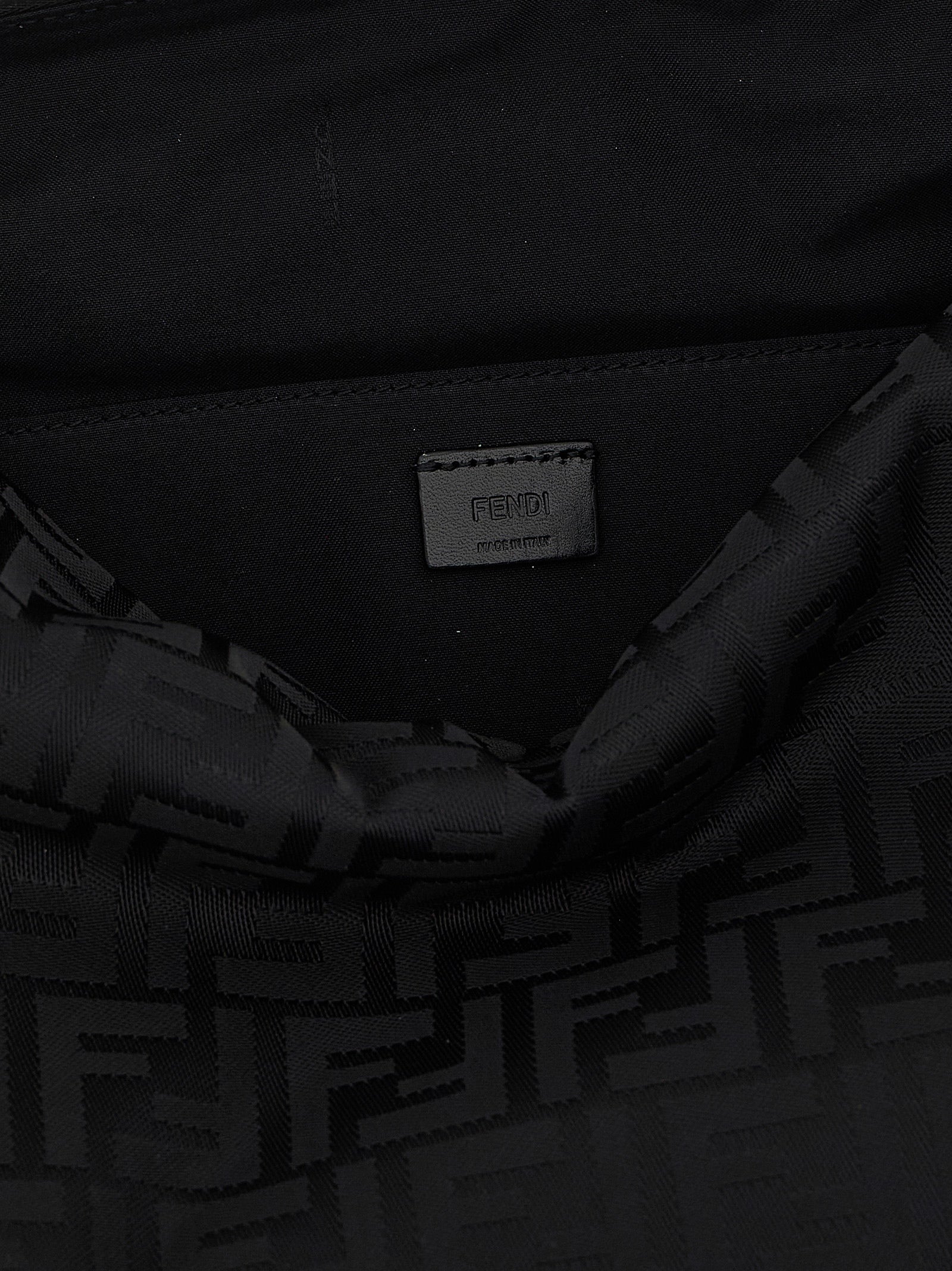 Sac à bandoulière Fendi en polyamide noir, élégant et pratique, avec détails de la marque visible sur le produit.