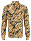 Blouse beige en coton de la marque Burberry, avec col classique et manches longues, portée sur un mannequin.