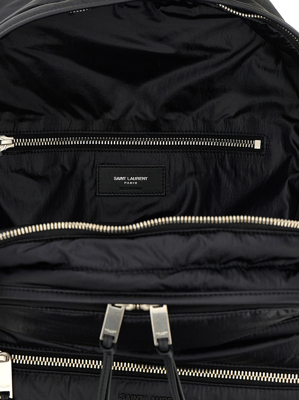 Sac à dos en cuir de veau noir Saint Laurent, avec détails élégants et bandoulière ajustable, vue de face.