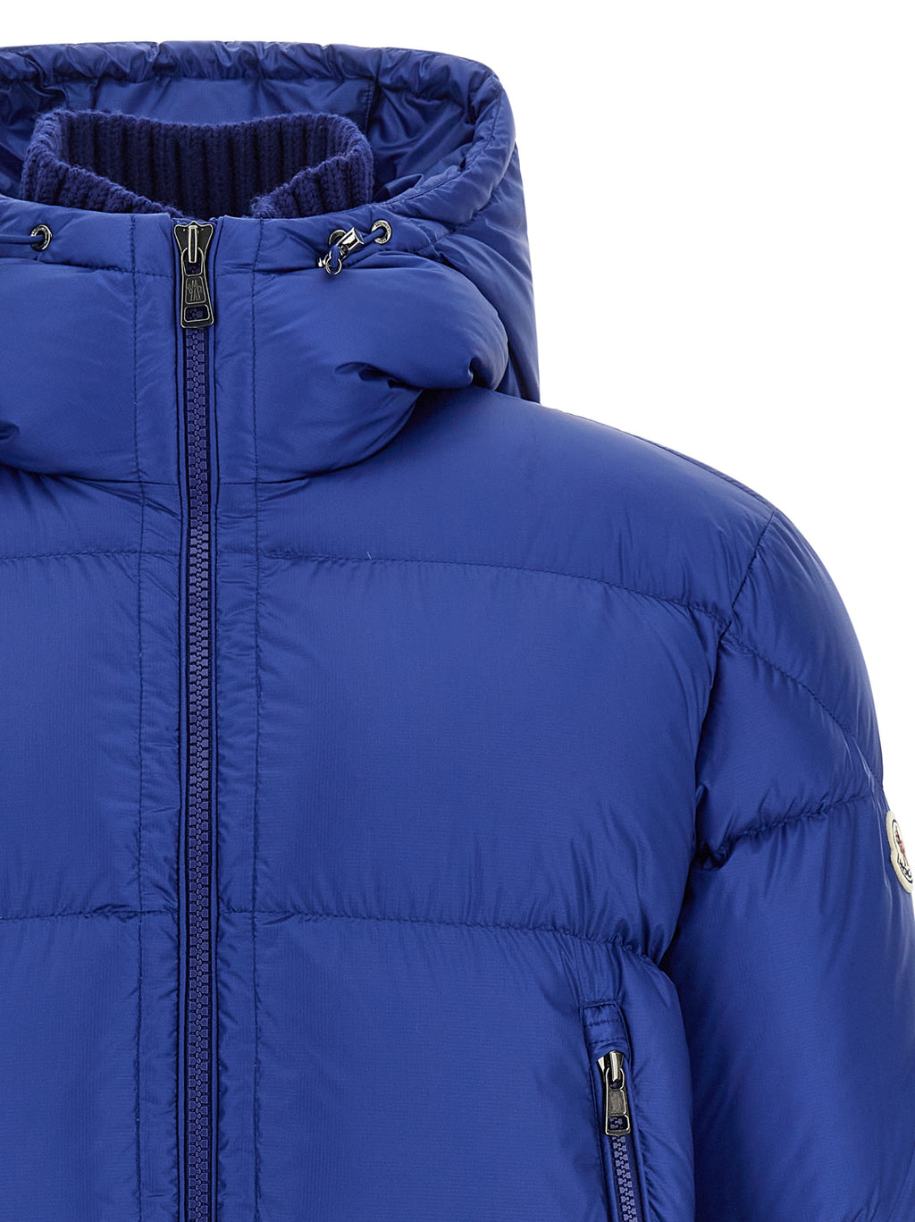 Veste longue en polyamide bleue de Moncler, coupe-vent et isolante, avec capuche et détails élégants.