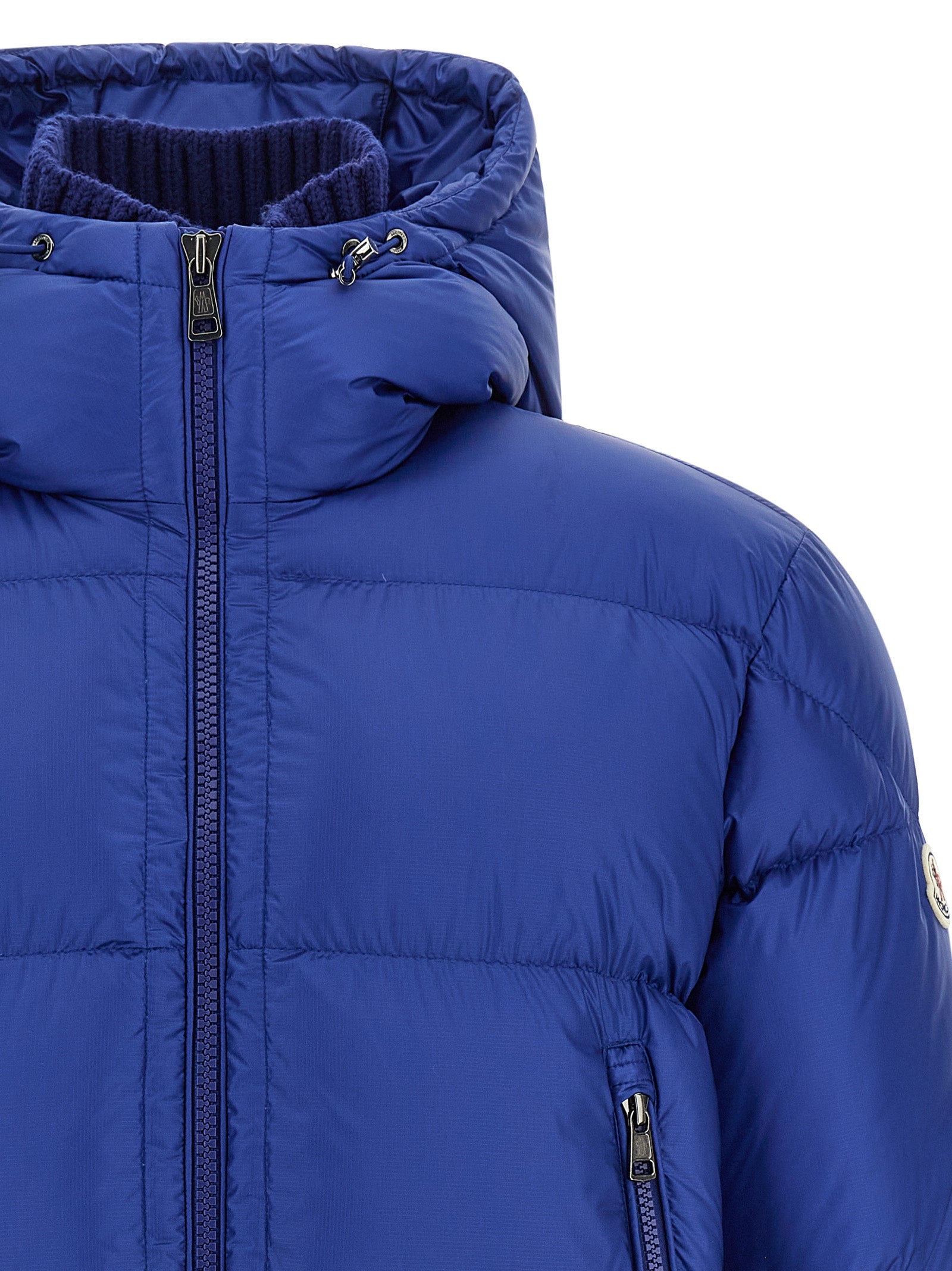 Veste longue en polyamide bleue de Moncler, coupe-vent et isolante, avec capuche et détails élégants.
