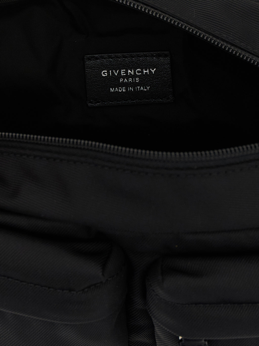 Sac à bandoulière Givenchy noir en polyamide avec détails élégants, vue de face, pour un style chic et moderne.