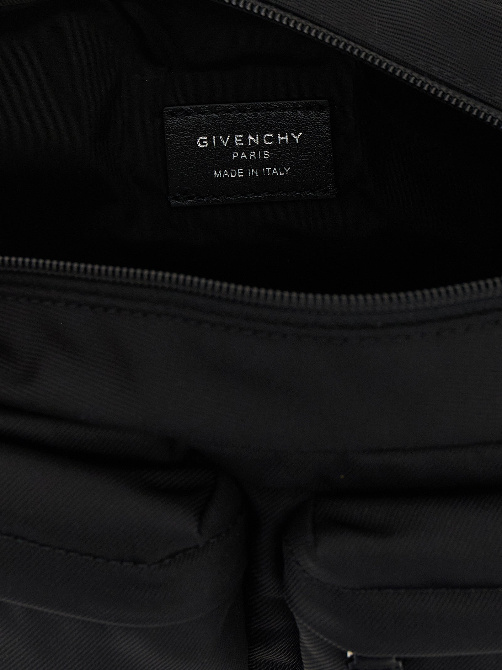 Sac à bandoulière Givenchy noir en polyamide avec détails élégants, vue de face, pour un style chic et moderne.