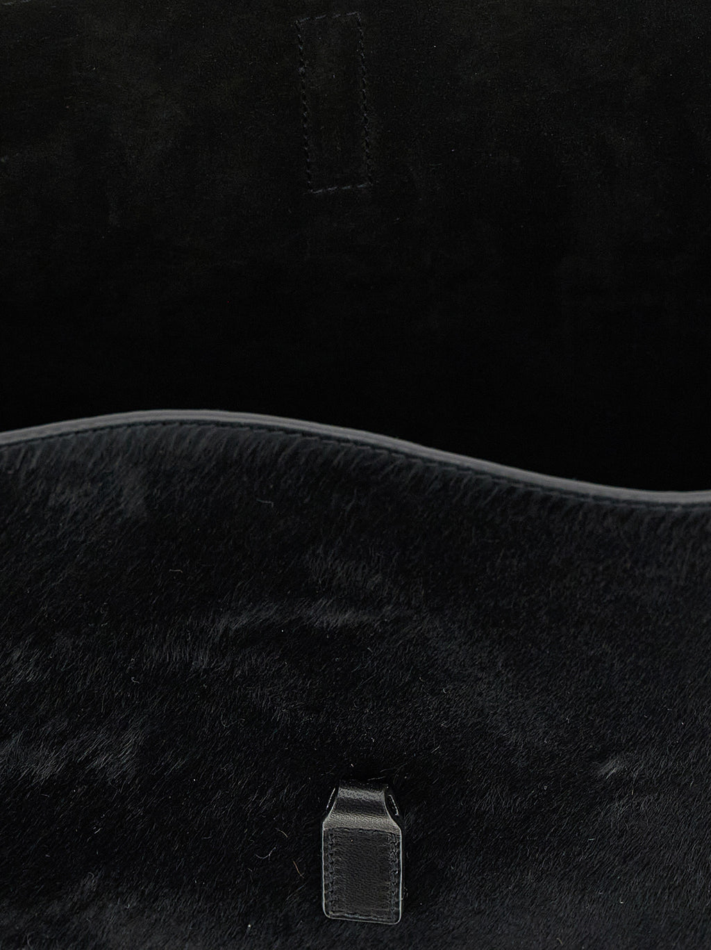 Sac à main Saint Laurent en cuir de veau noir, sac à épaule élégant avec détails sophistiqués et finition haut de gamme.