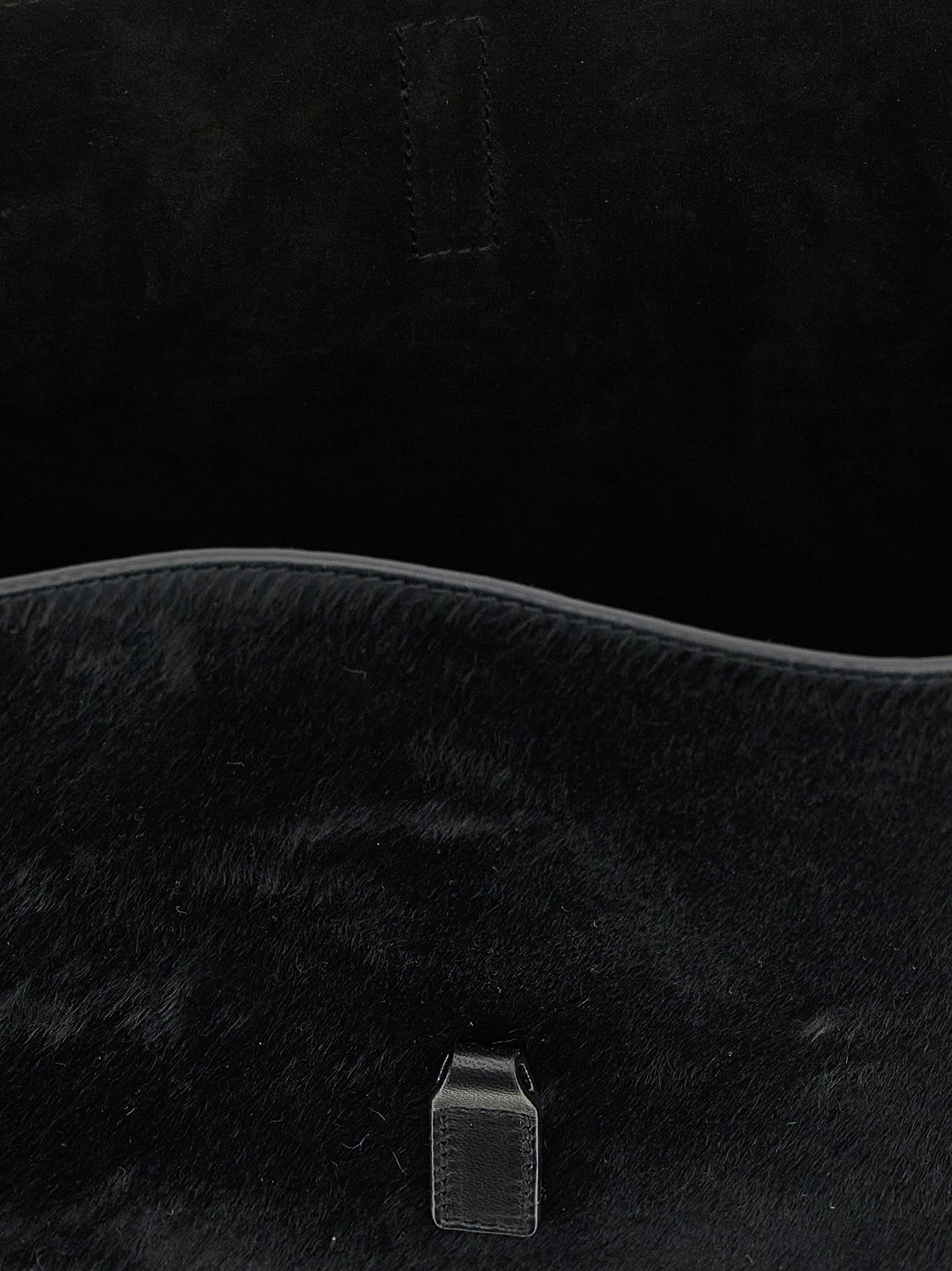 Sac à main Saint Laurent en cuir de veau noir, sac à épaule élégant avec détails sophistiqués et finition haut de gamme.