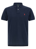 Chemise polo Ralph Lauren en coton bleu, classique et élégante, avec col et boutons, portée décontractée.