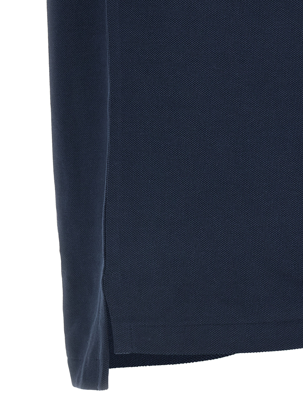Chemise polo Ralph Lauren en coton bleu, classique et élégante, avec col et boutons, portée sur un mannequin.