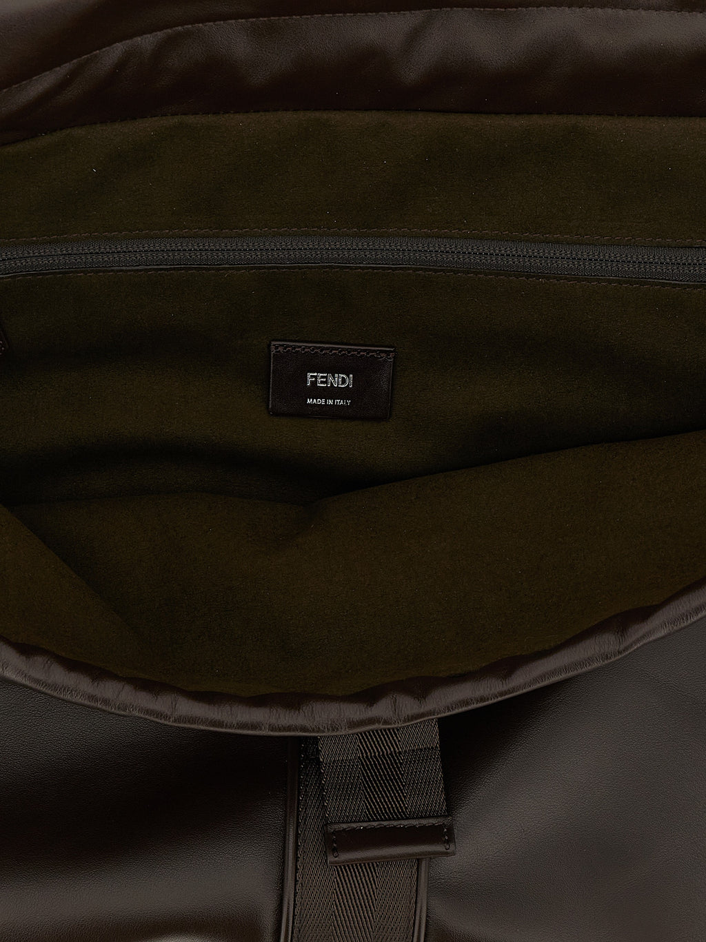Sac à main Fendi en cuir de veau marron, design élégant avec détails sophistiqués, idéal pour un style chic et moderne.