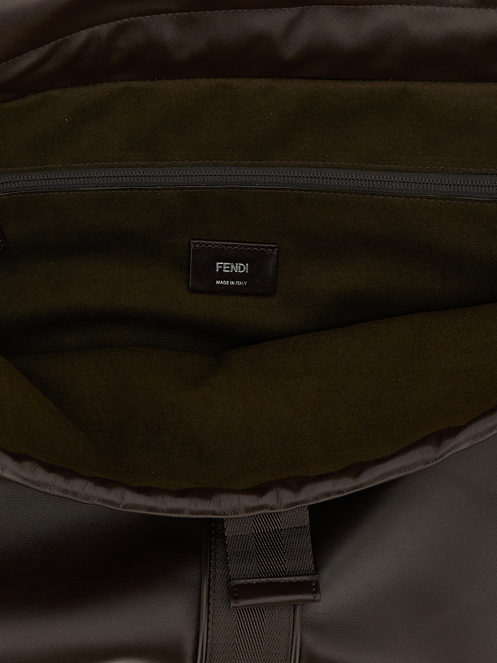 Sac à main Fendi en cuir de veau marron, design élégant avec détails sophistiqués, idéal pour un style chic et moderne.