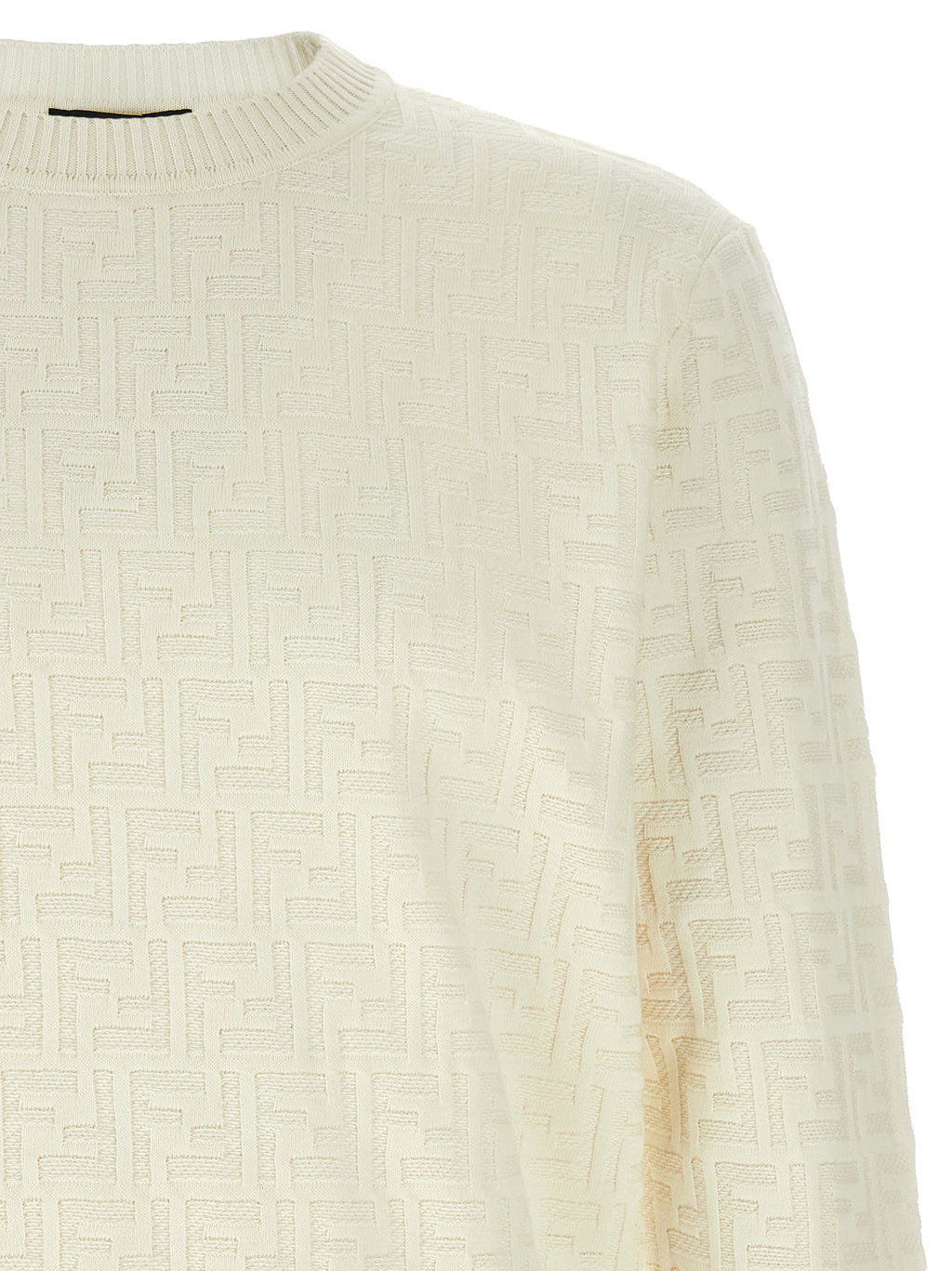 Cardigan en coton blanc Fendi avec détails élégants, porté par un modèle, vue de face, mode chic et sophistiquée.