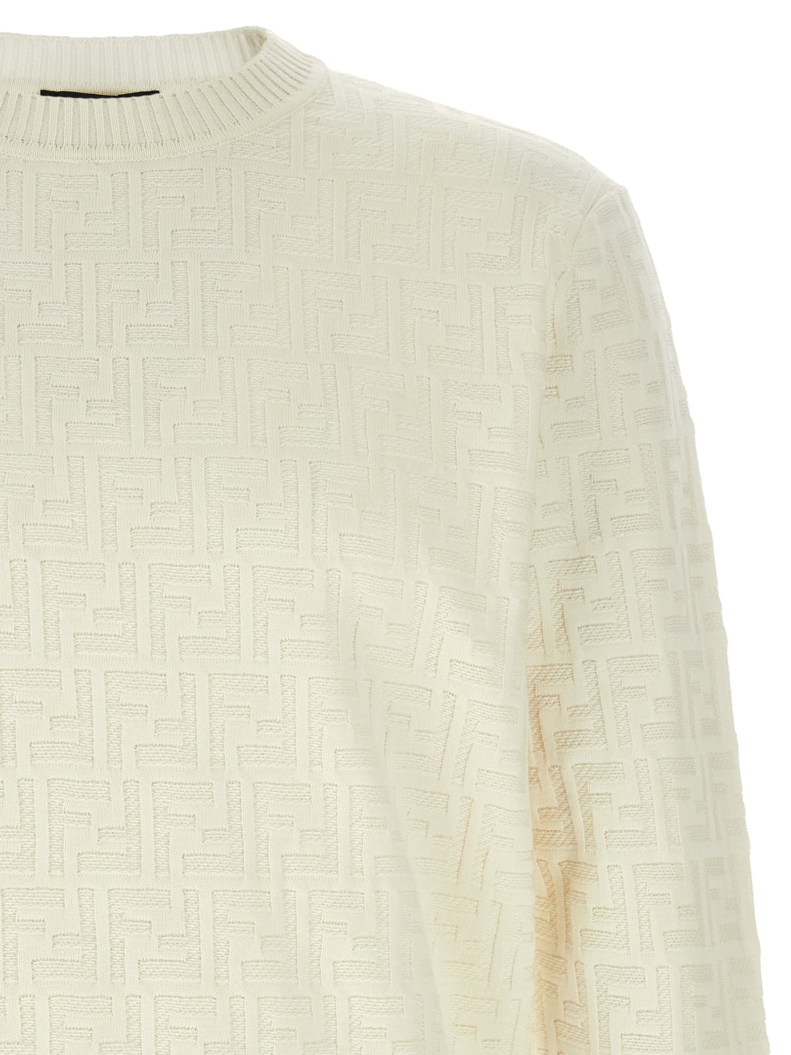 Cardigan en coton blanc Fendi avec détails élégants, porté par un modèle, vue de face, mode chic et sophistiquée.