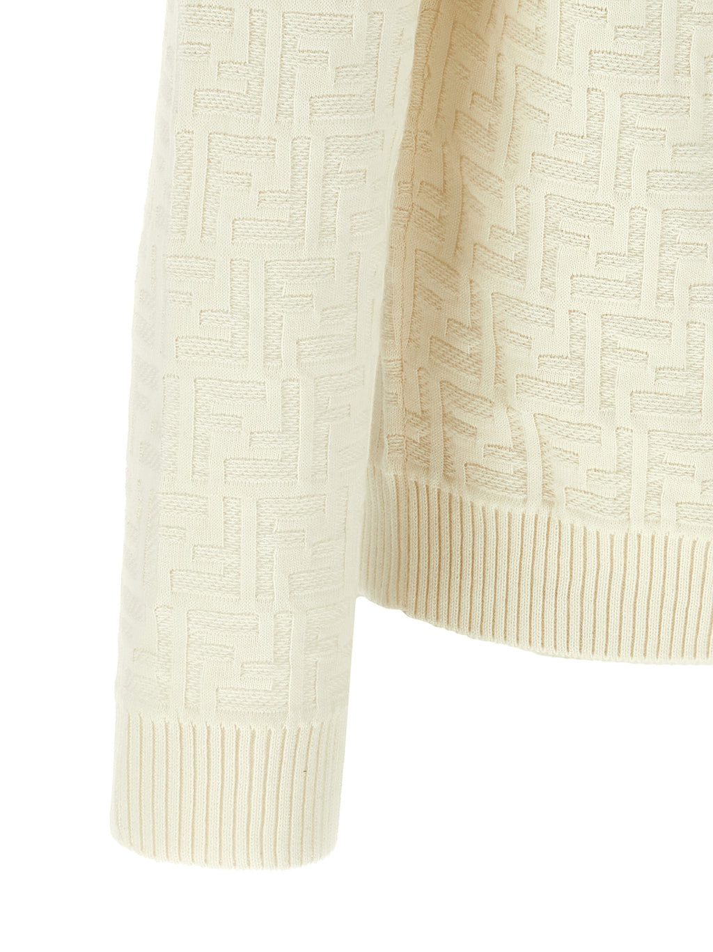 Cardigan en coton blanc Fendi avec détails élégants, portée sur un mannequin, vue de face, mode chic et sophistiquée.