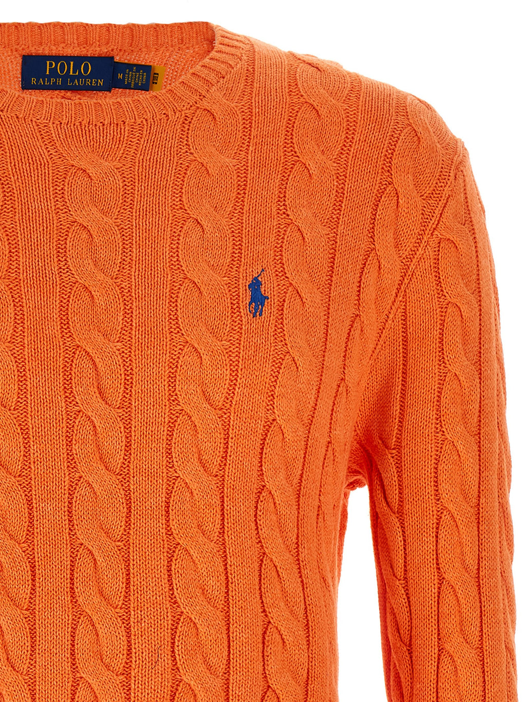 Cardigan en coton orange de Polo Ralph Lauren, manches longues et col en V, porté sur un modèle.