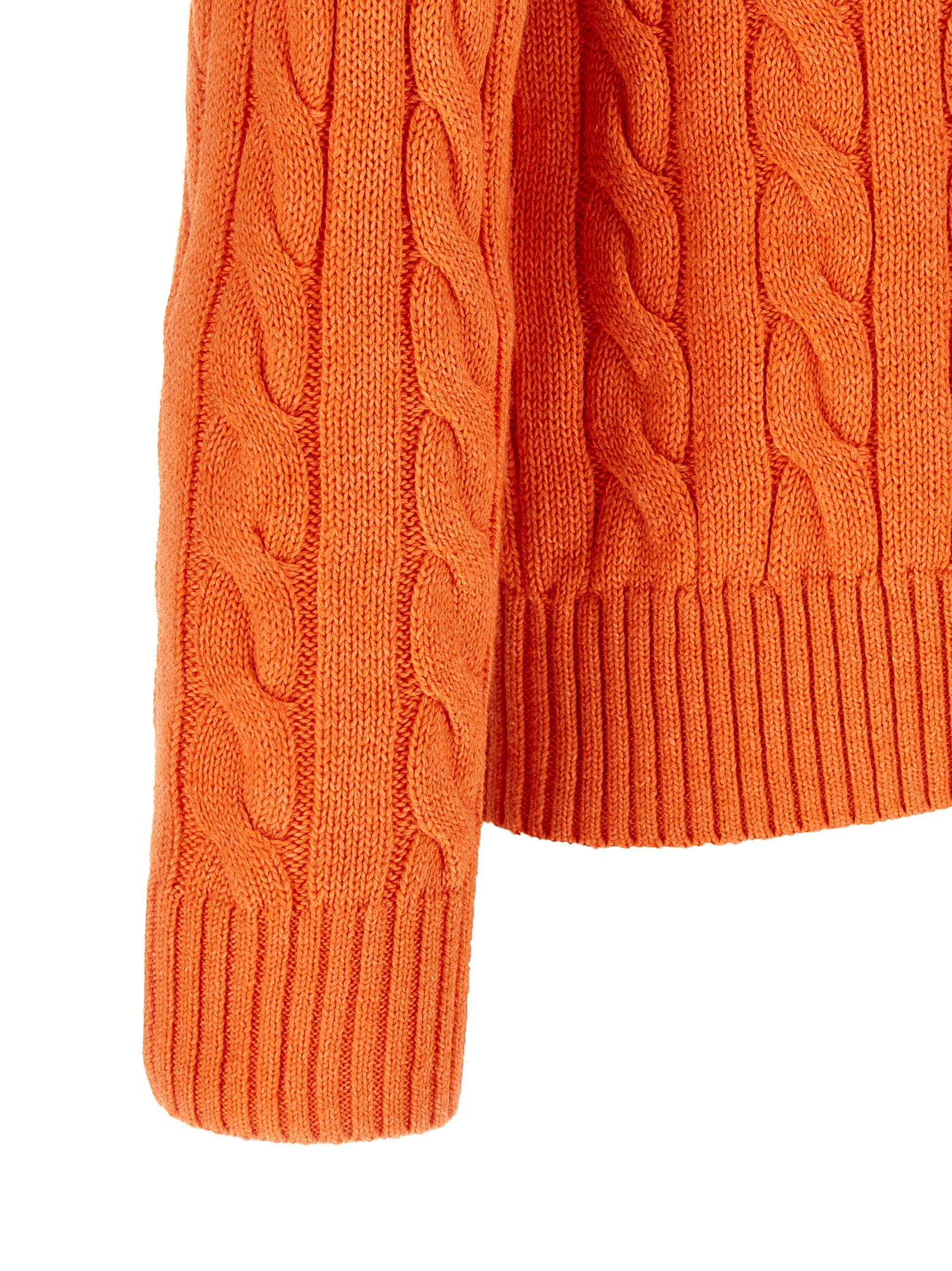 Gilet en coton orange de Polo Ralph Lauren, cardigan classique avec col en V et boutons, porté sur un mannequin.