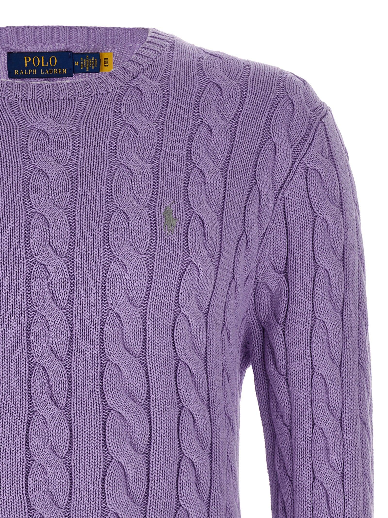 Cardigan en coton violet de Polo Ralph Lauren, avec col en V et boutons, porté sur un mannequin.