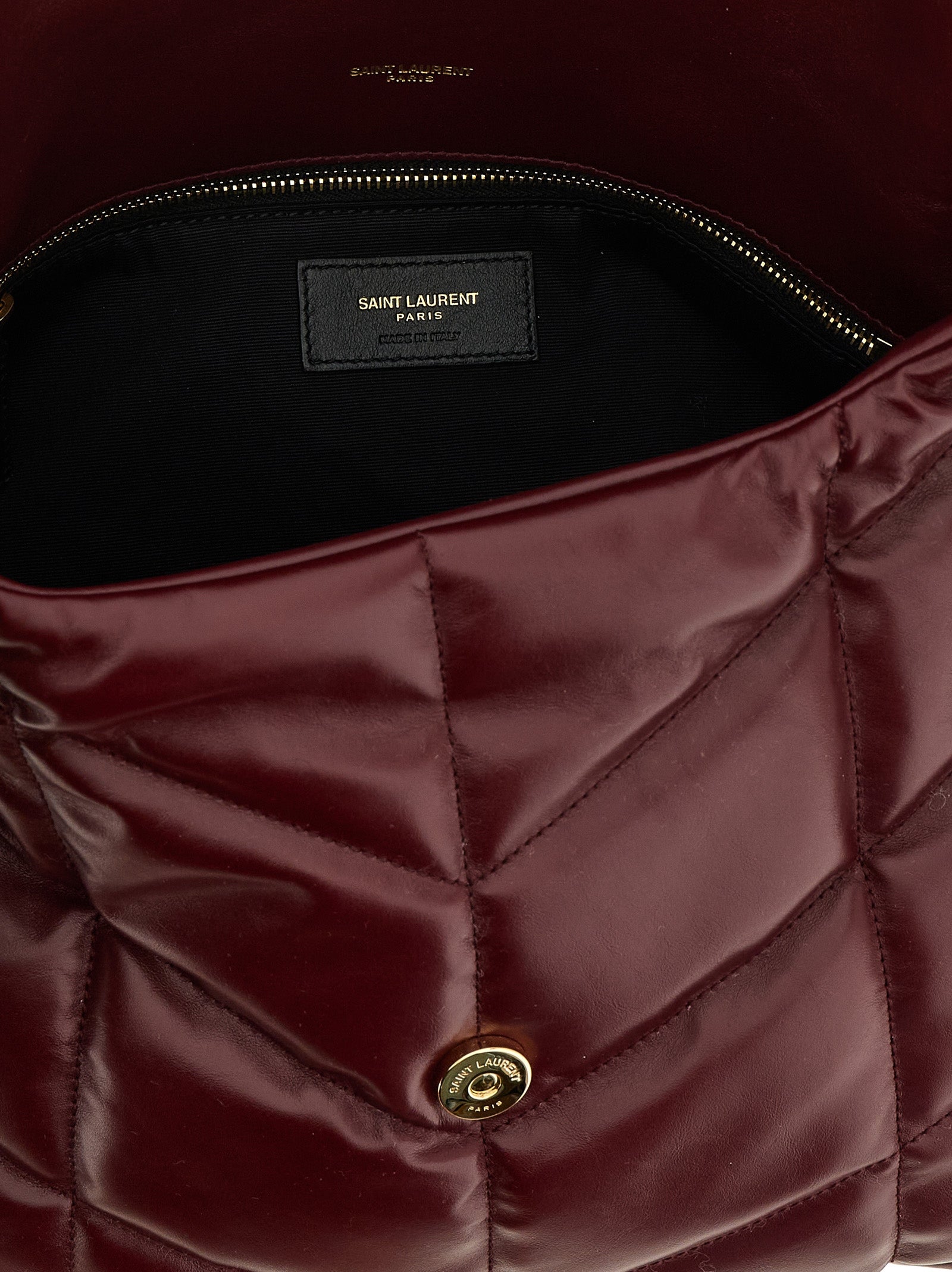 Sac à bandoulière en cuir de veau Bordeaux de Saint Laurent, élégant et sophistiqué, visible avec détails de la fermeture.