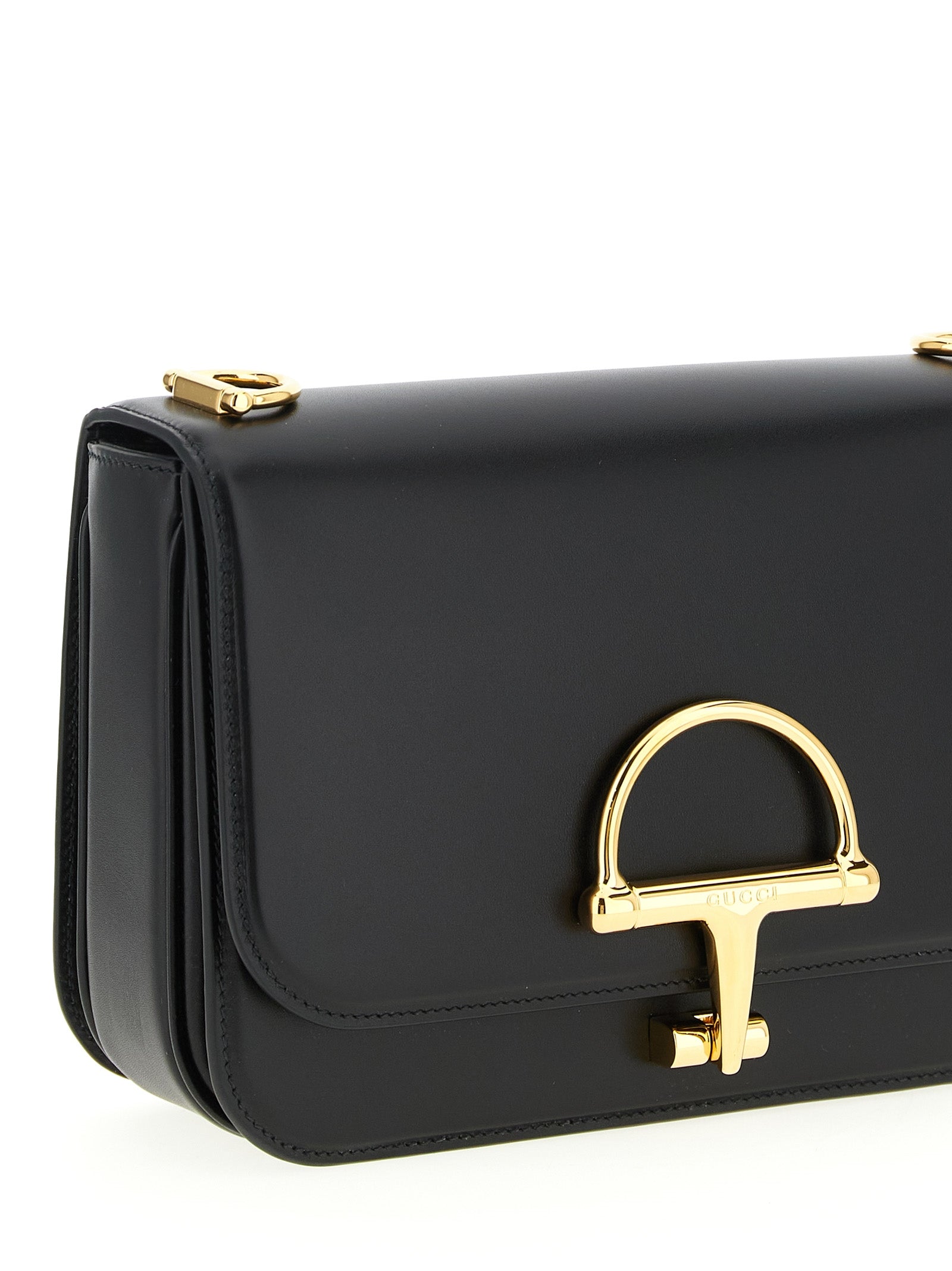 Sac à bandoulière en cuir de veau noir de Gucci, élégant et sophistiqué, avec détails en or et finition lisse.