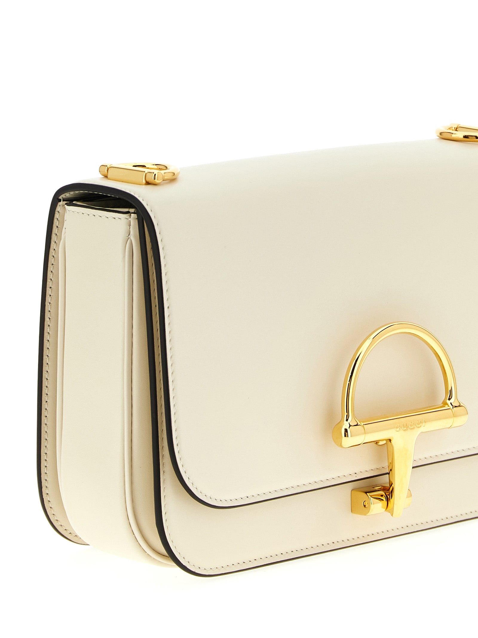 Sac à épaule Gucci en cuir de veau blanc, élégant et sophistiqué, avec détails de la marque et finition raffinée.