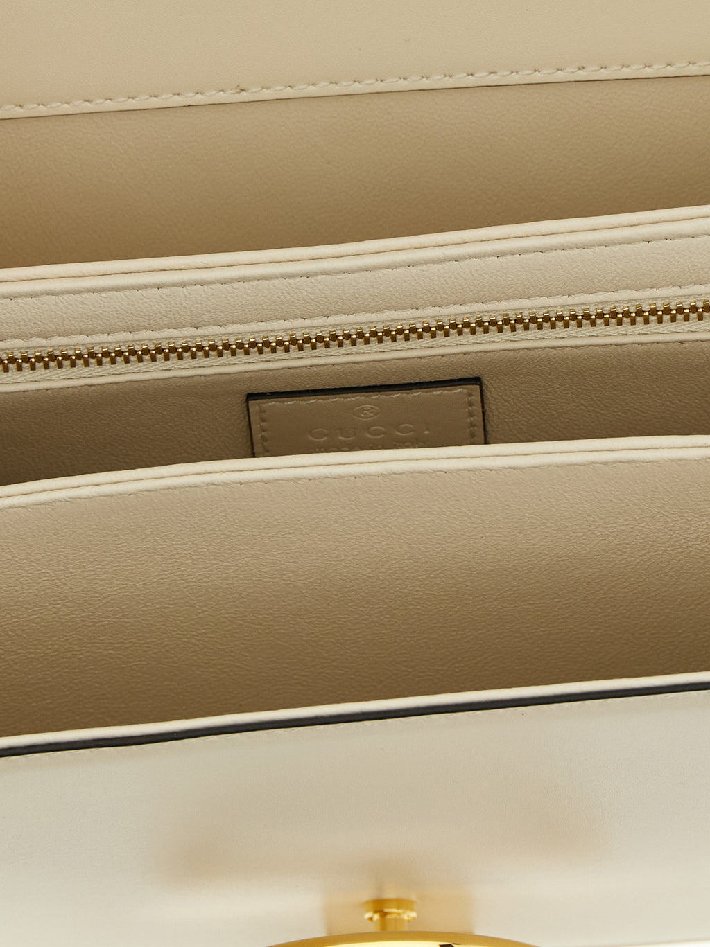 Sac à épaule en cuir de veau blanc de Gucci, élégant et sophistiqué avec détails en or.