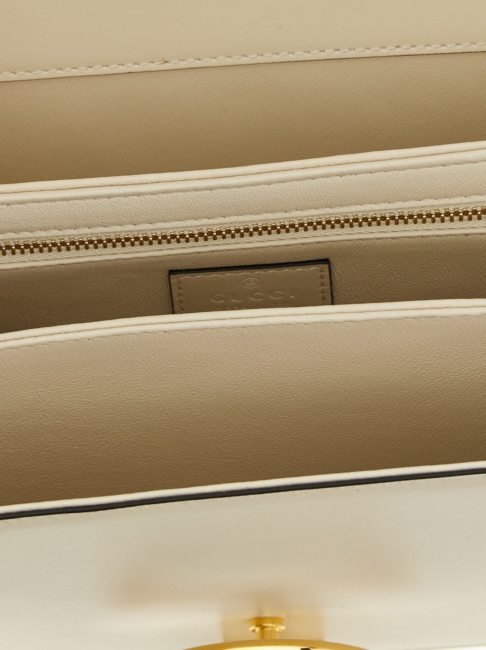 Sac à épaule en cuir de veau blanc de Gucci, élégant et sophistiqué avec détails en or.