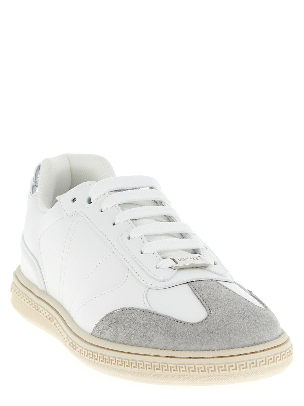 Basket en cuir de veau blanc Versace, chaussures basses à la mode, avec détails élégants et logo distinctif.