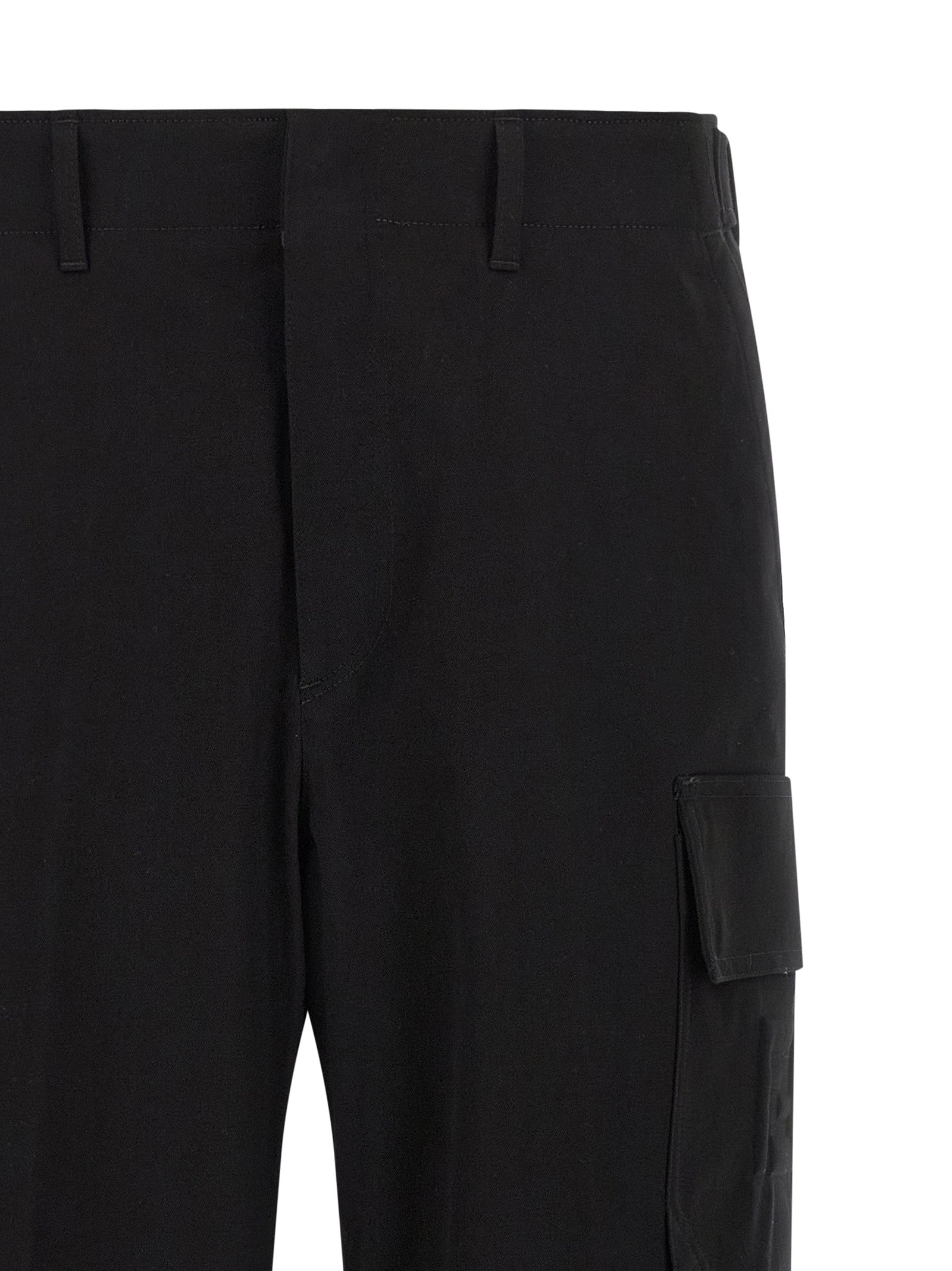 Pantalons cargo noirs en coton de Fendi, avec poches latérales et détails modernes, vue de face.