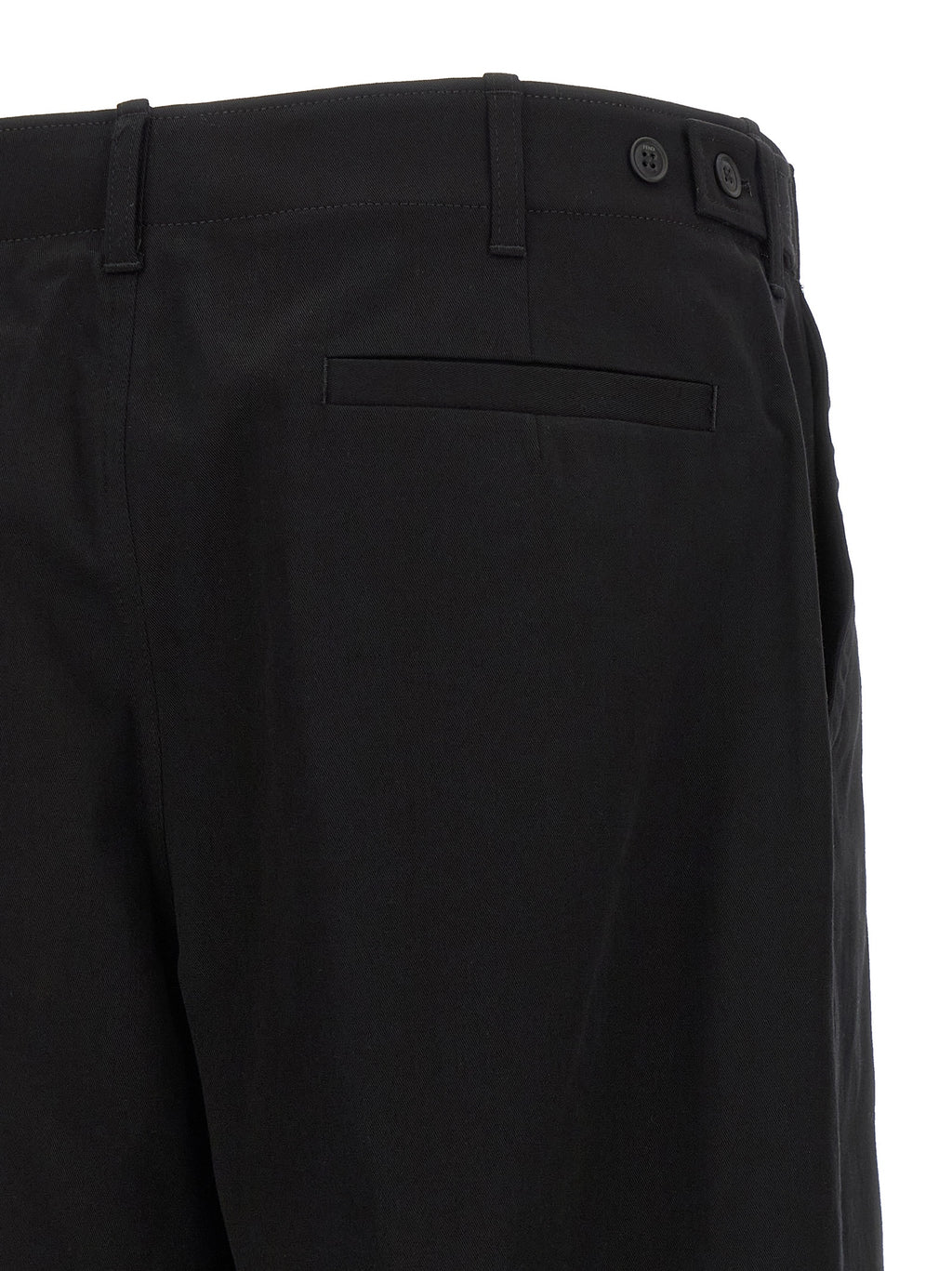 Pantalon cargo en coton noir de Fendi, style décontracté, avec poches latérales et détails modernes.