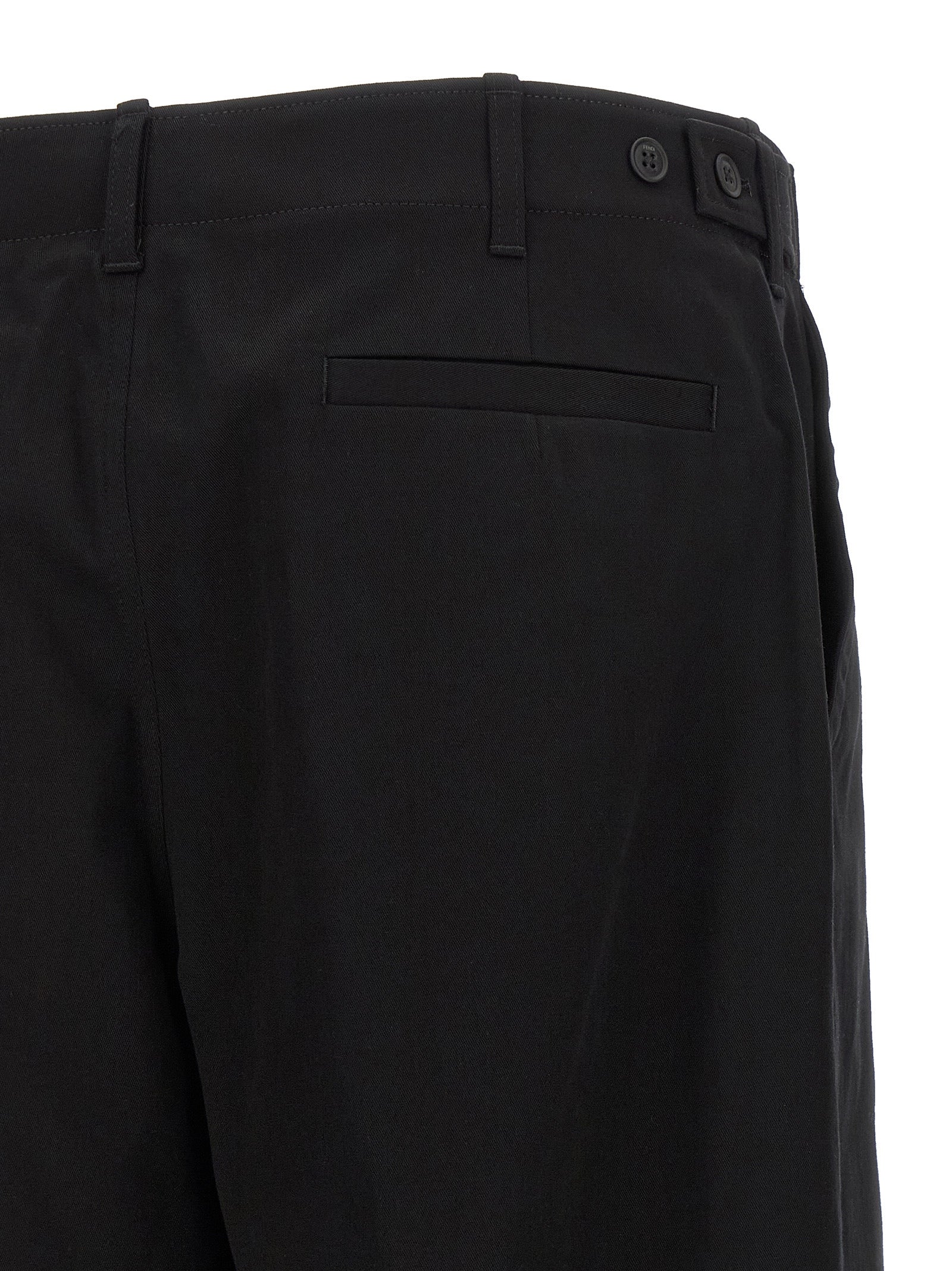 Pantalon cargo en coton noir de Fendi, style décontracté, avec poches latérales et détails modernes.