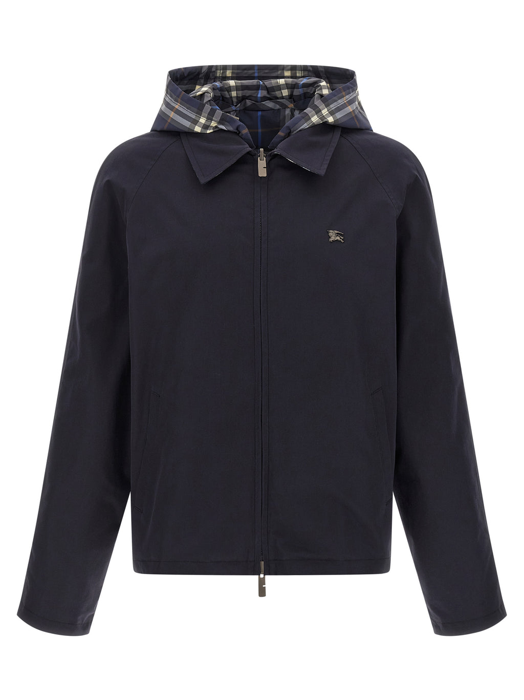 Veste longue en coton bleu de Burberry, style classique avec détails élégants, portée sur un mannequin.