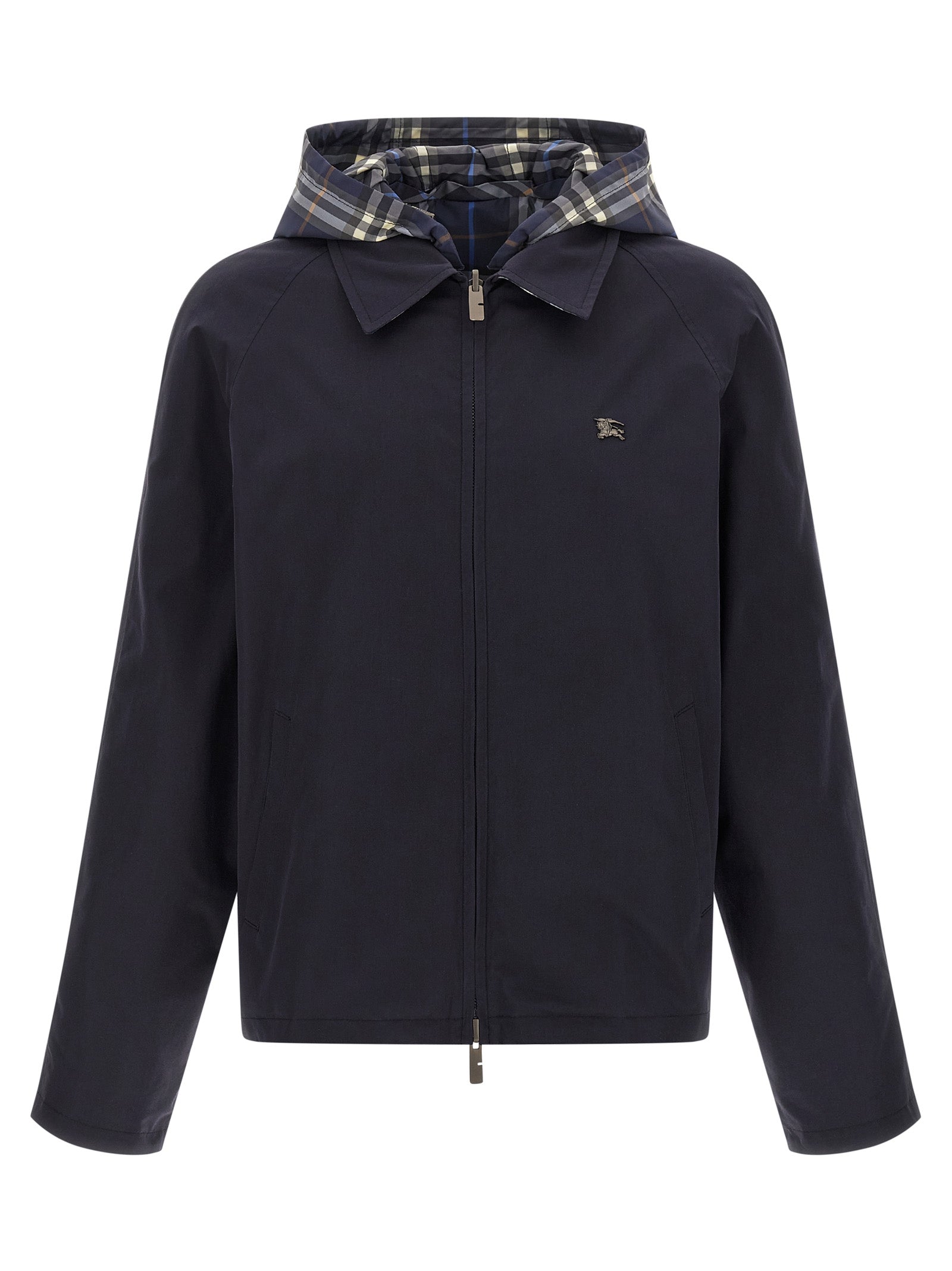 Veste longue en coton bleu de Burberry, style classique avec détails élégants, portée sur un mannequin.
