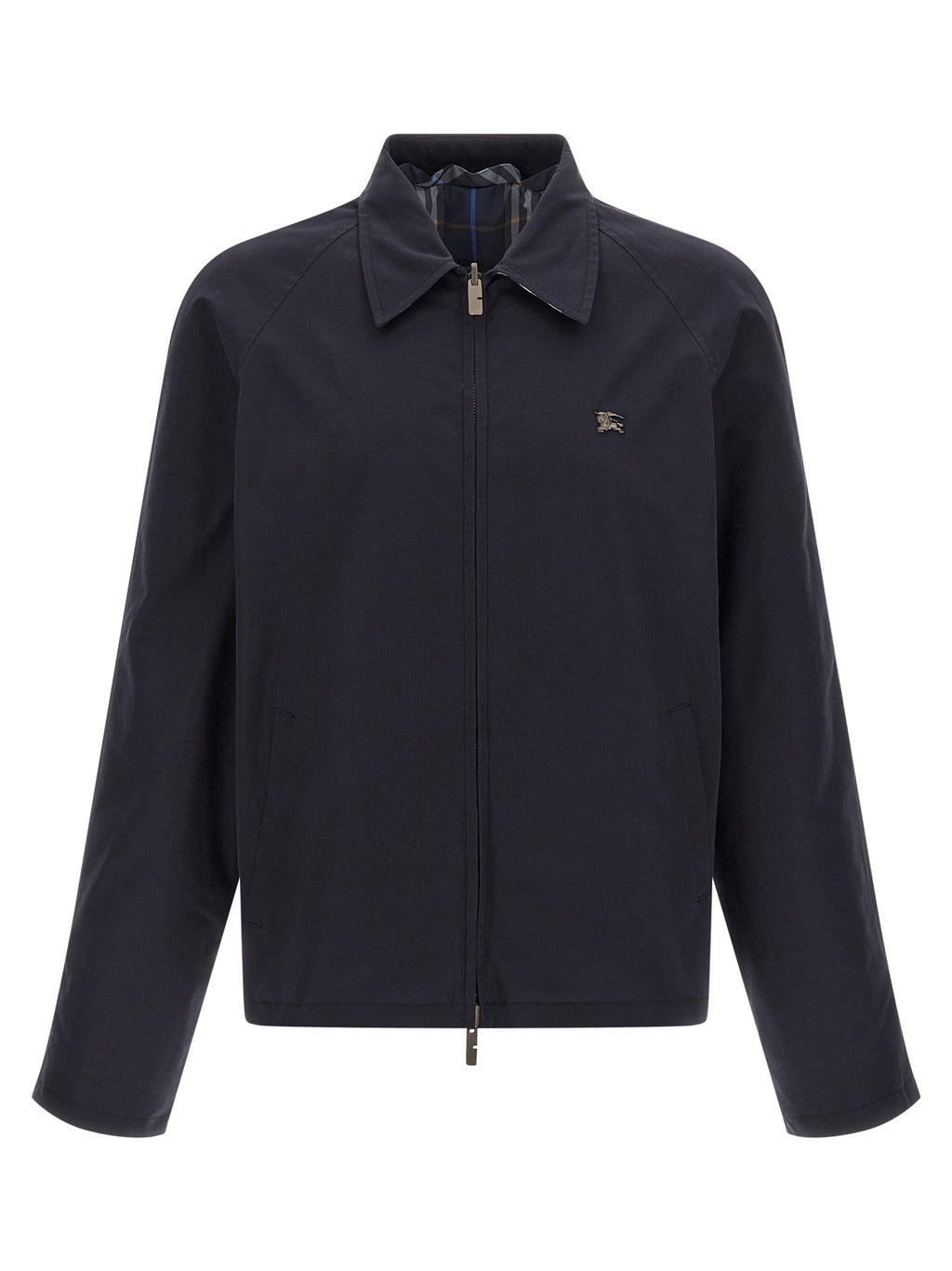 Veste longue en coton bleu Burberry, style classique, avec fermeture à boutons et col rabattu, portée décontractée.