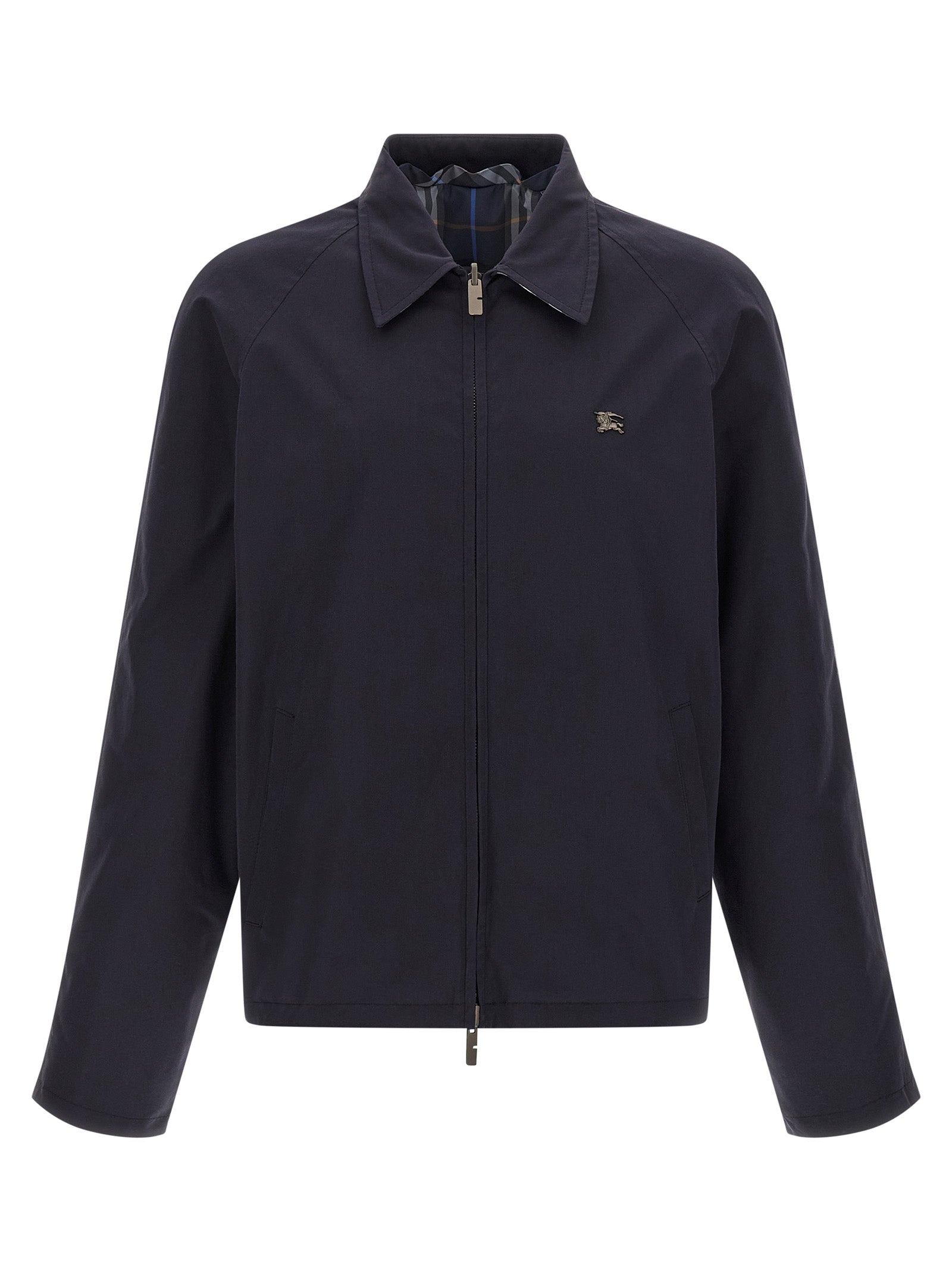 Veste longue en coton bleu Burberry, style classique, avec fermeture à boutons et col rabattu, portée décontractée.
