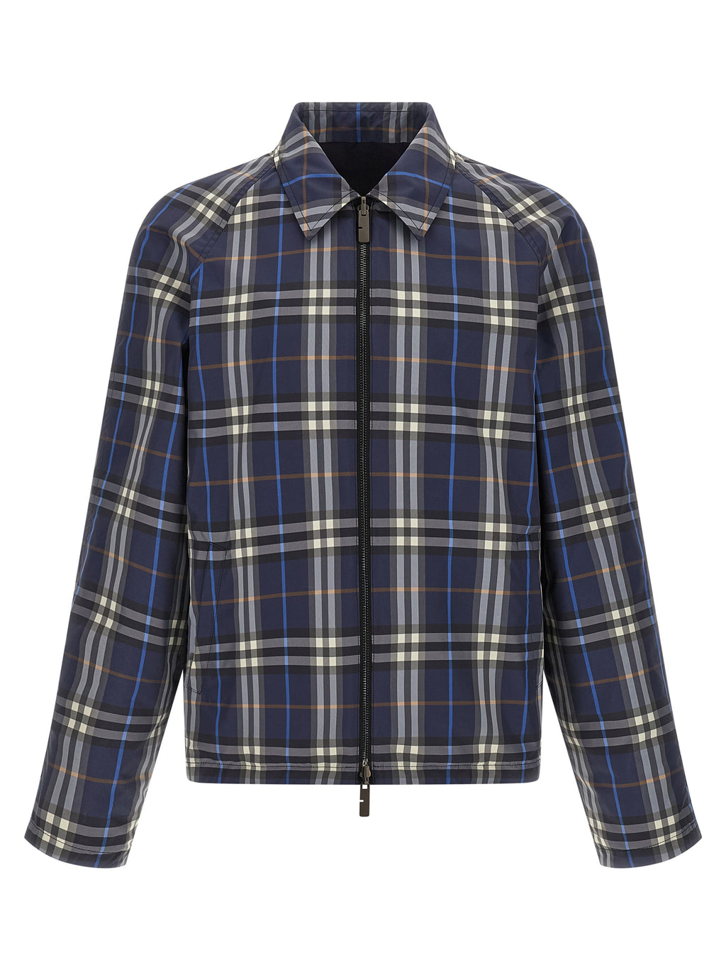 Veste longue en coton bleu de Burberry, style classique avec logo emblématique, visible sur un mannequin.