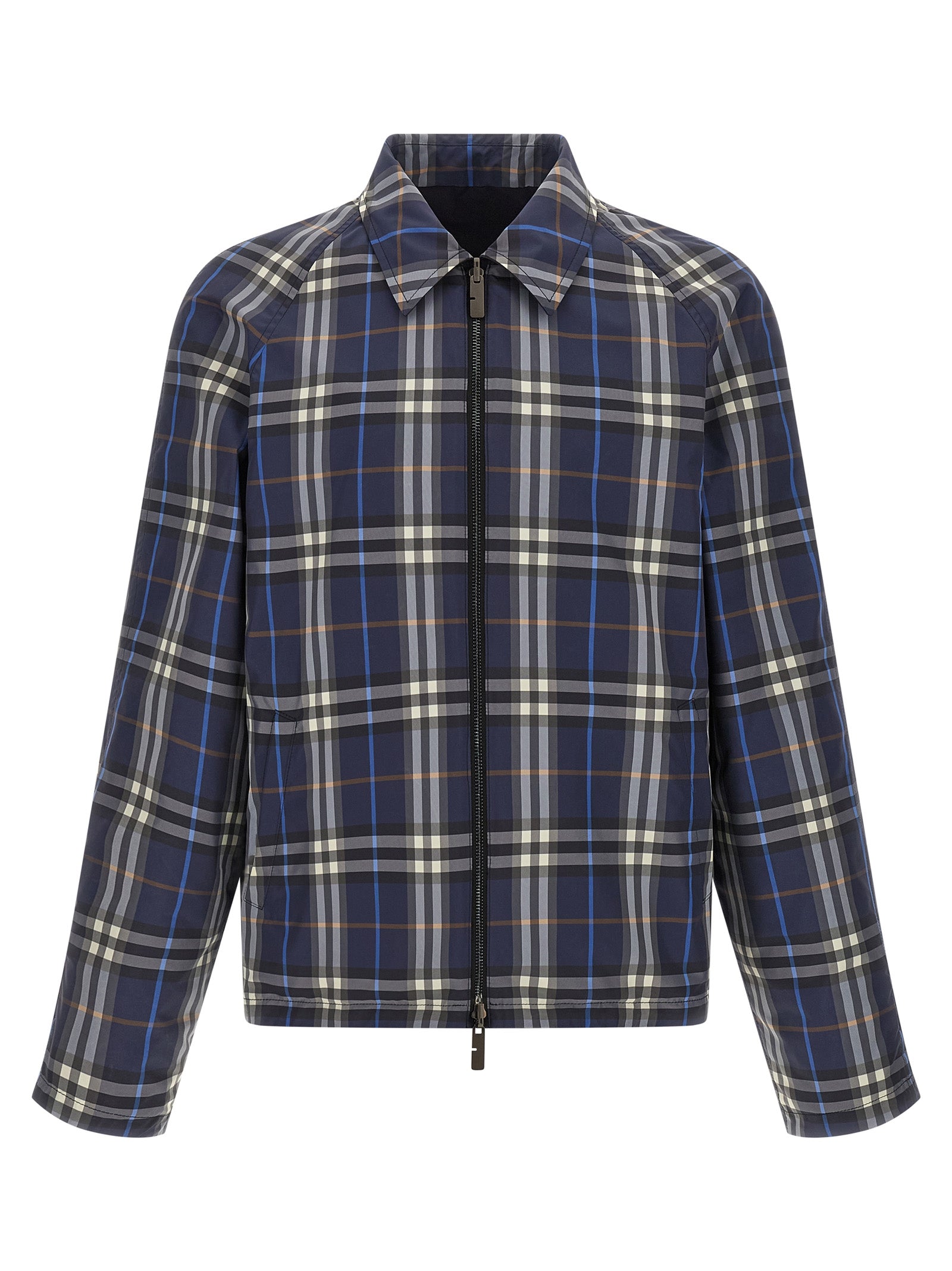Veste longue en coton bleu de Burberry, style classique avec logo emblématique, visible sur un mannequin.