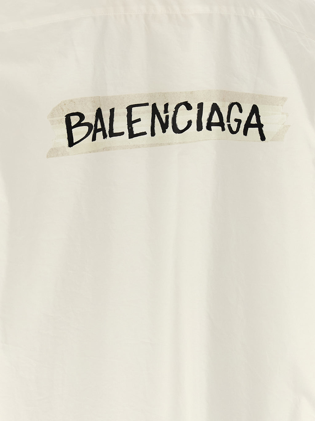 Chemisier blanc en coton de la marque Balenciaga, détail de la coupe élégante et du tissu doux visible sur l'image.