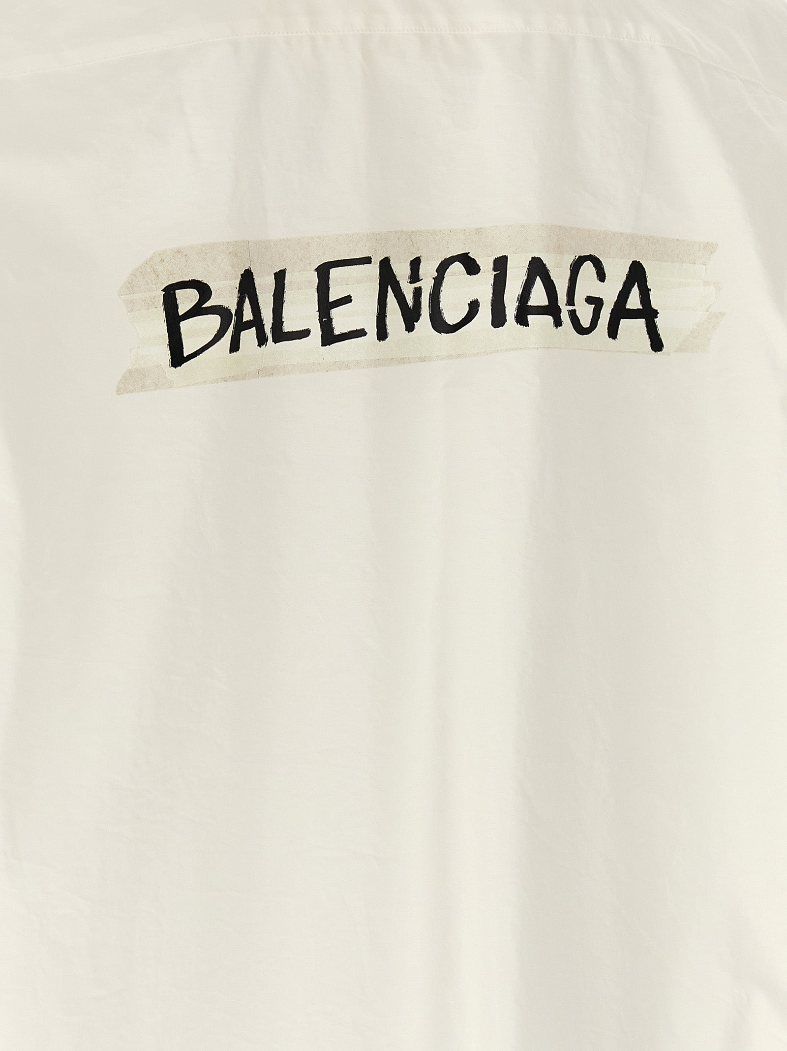 Chemisier blanc en coton de la marque Balenciaga, détail de la coupe élégante et du tissu doux visible sur l'image.