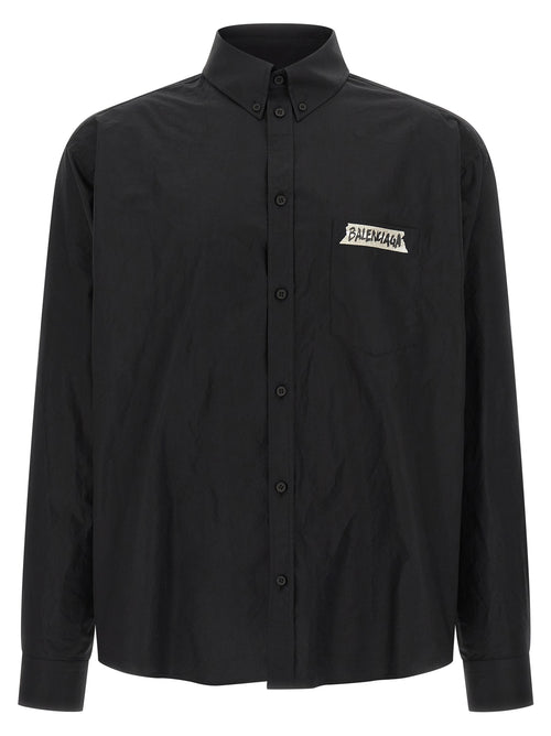 Chemise en coton noir de Balenciaga, détail du col et des manches, élégante et moderne.