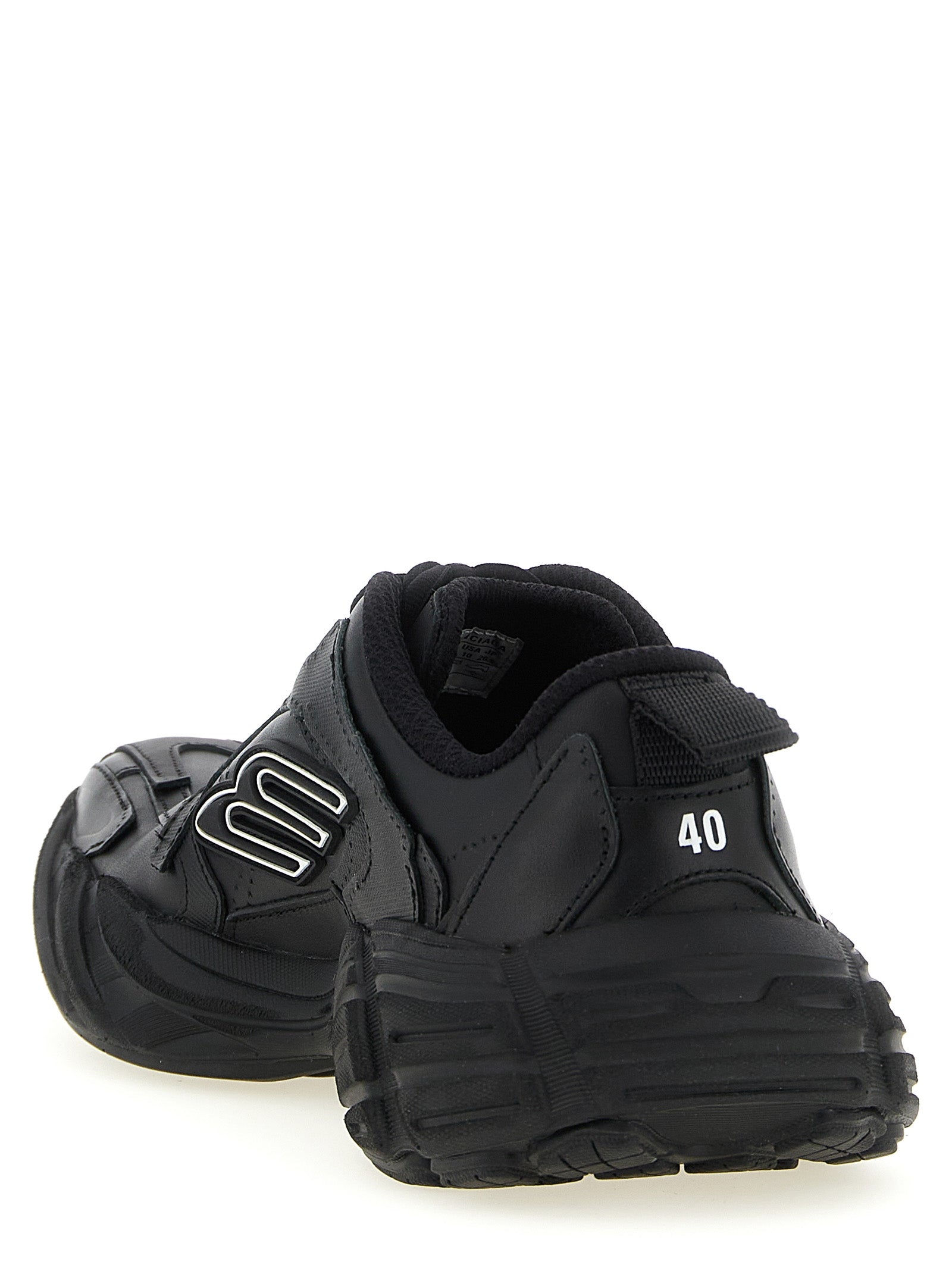 Chaussures de sport Balenciaga en cuir de veau noir, baskets athlétiques élégantes et modernes, vue de face.
