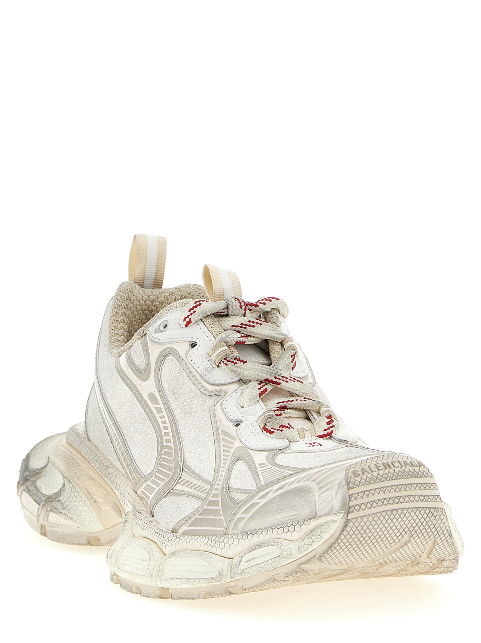Chaussures de sport Balenciaga en polyethylene argenté, baskets athlétiques modernes et tendance.