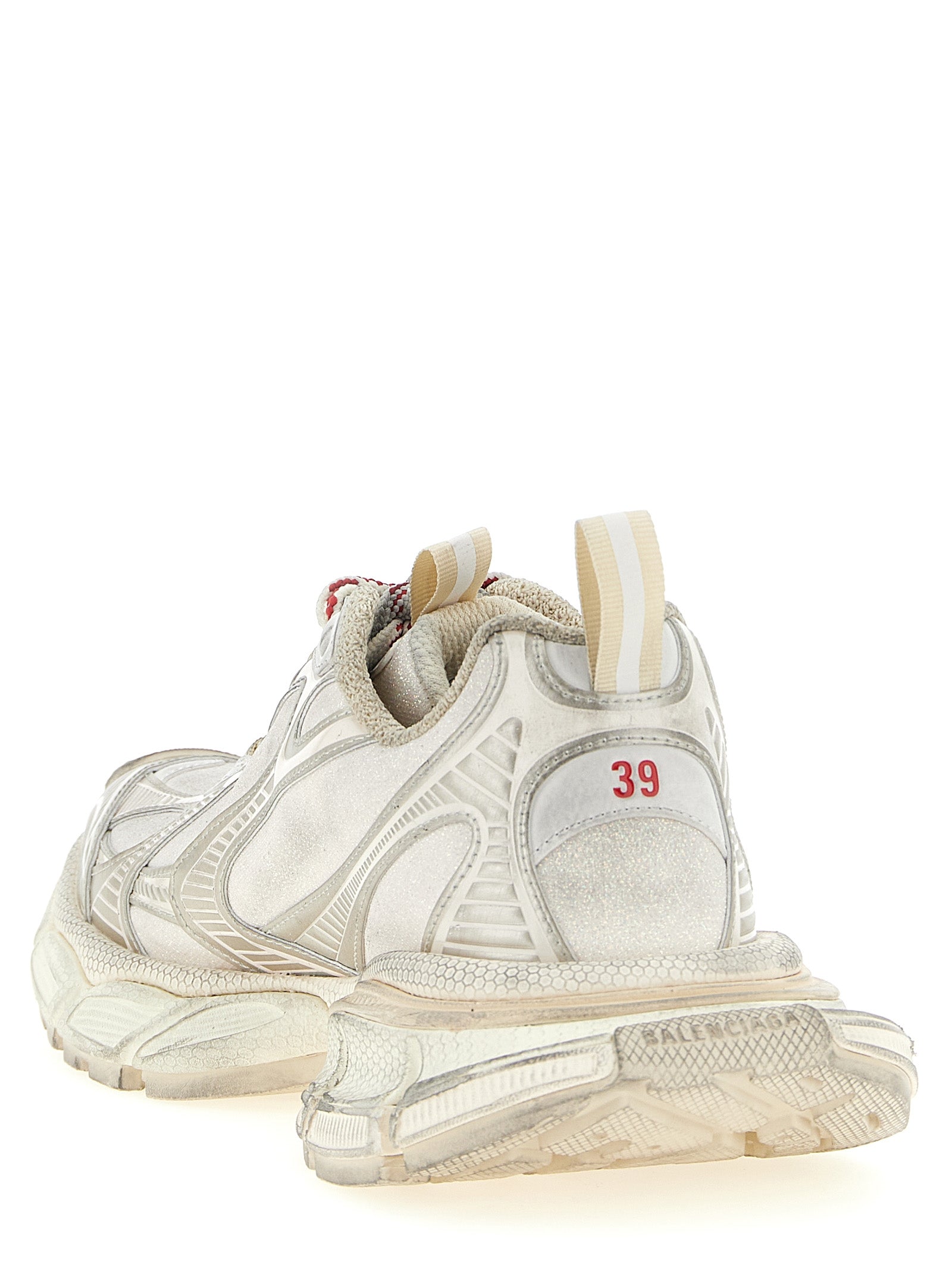 Chaussures de sport Balenciaga en polyéthylène argenté, baskets athlétiques modernes avec design tendance.