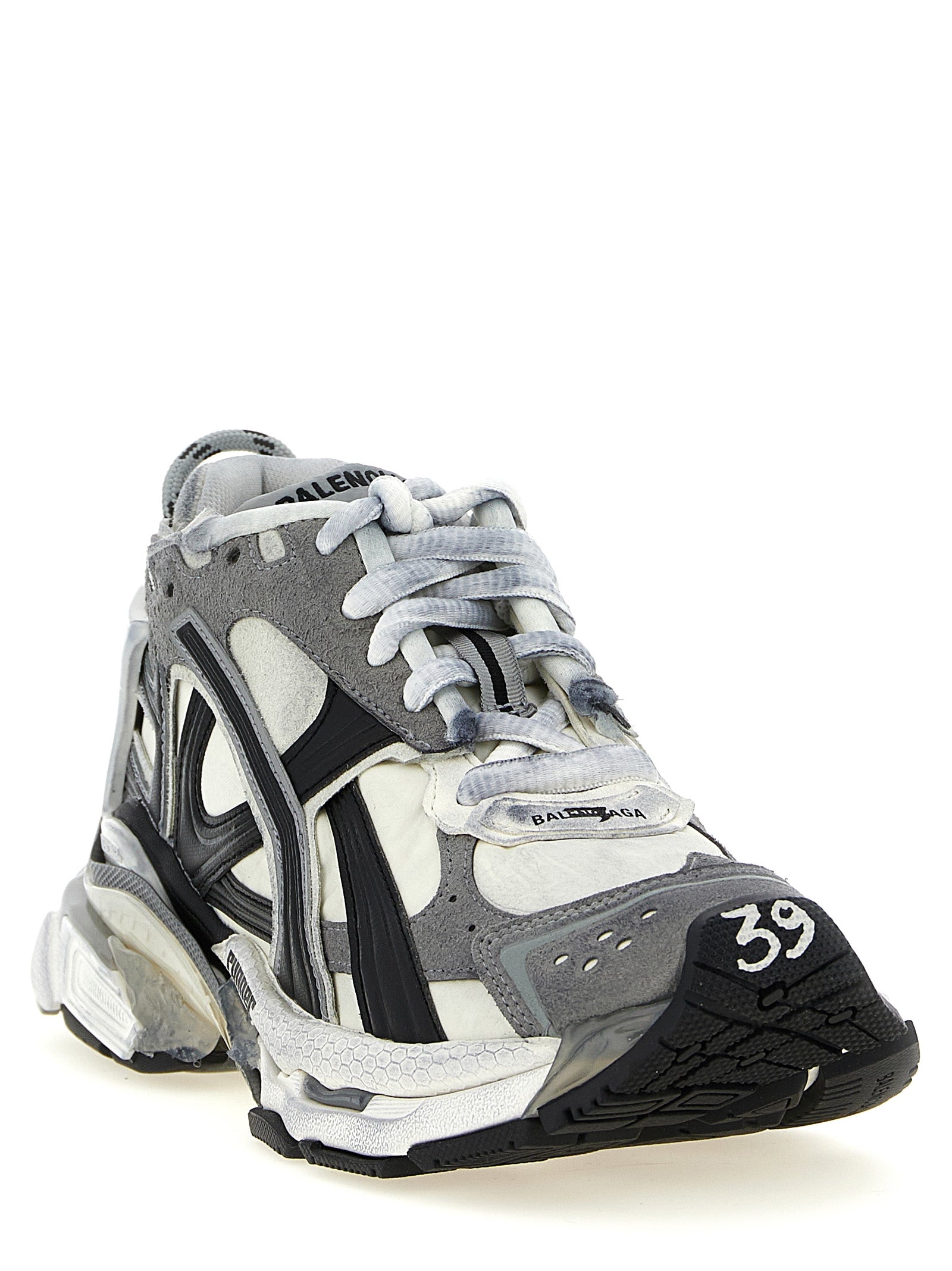 Sneakers athlétic en polyéthylène gris de la marque Balenciaga, chaussures de sport modernes et tendance.