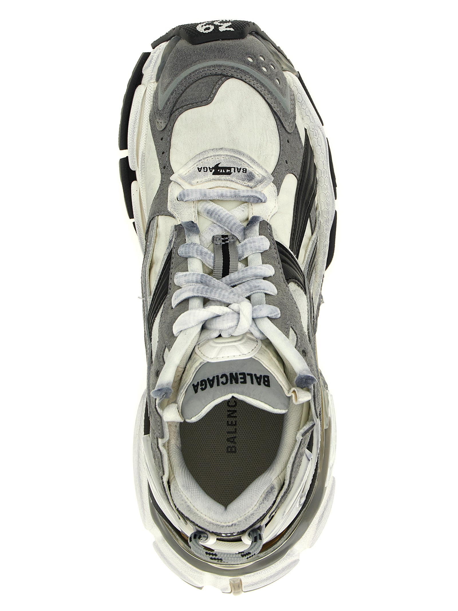 Chaussures de sport Balenciaga gris en polyéthylène, sneakers athlétiques modernes et tendance, vues de face.
