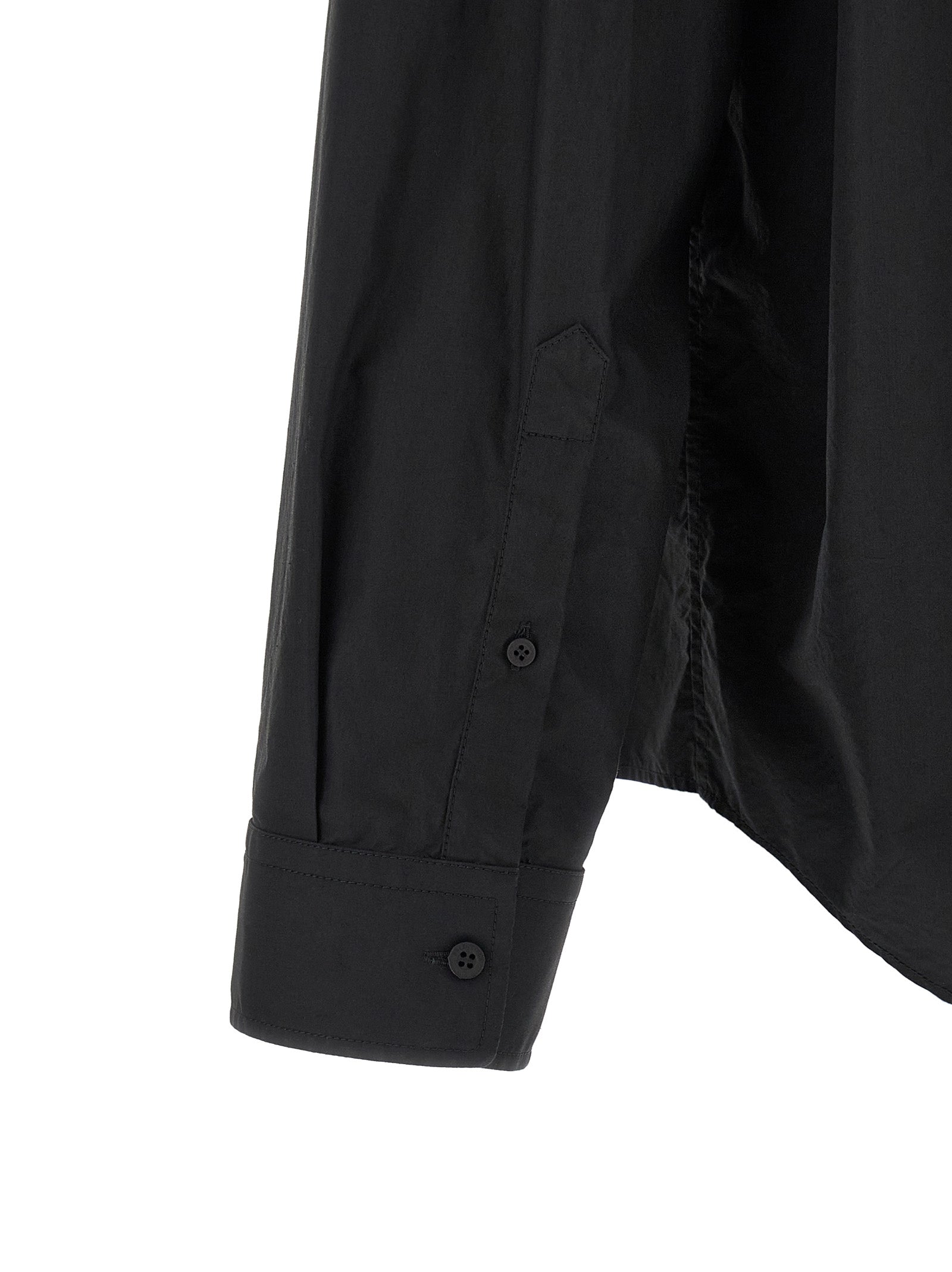 Blouse en coton noir de Balenciaga, style élégant avec coupe classique et détails modernes, portée sur mannequin.