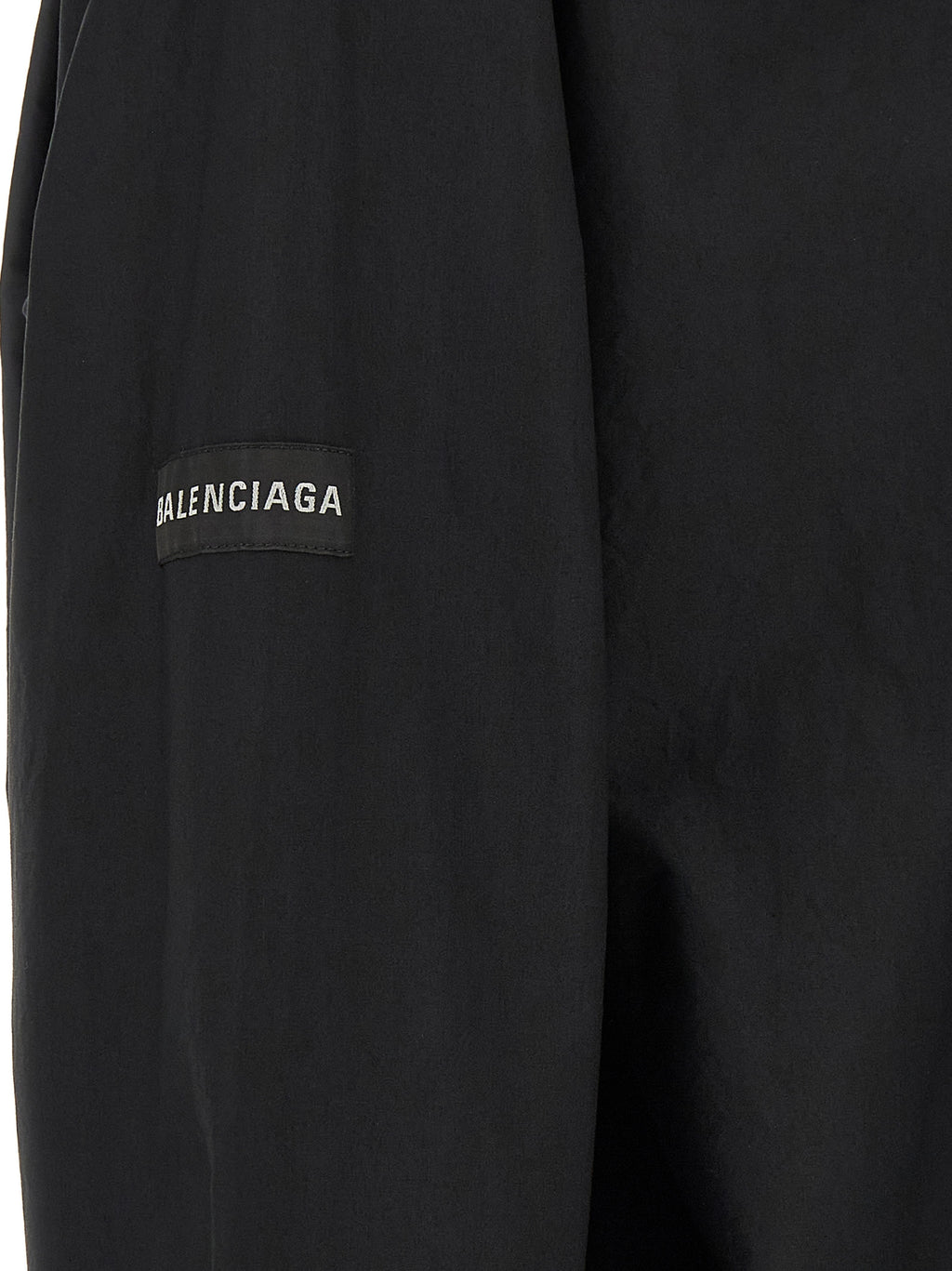 Chemise en coton noire Balenciaga, vue de face, avec col classique et manches longues, élégante et décontractée.