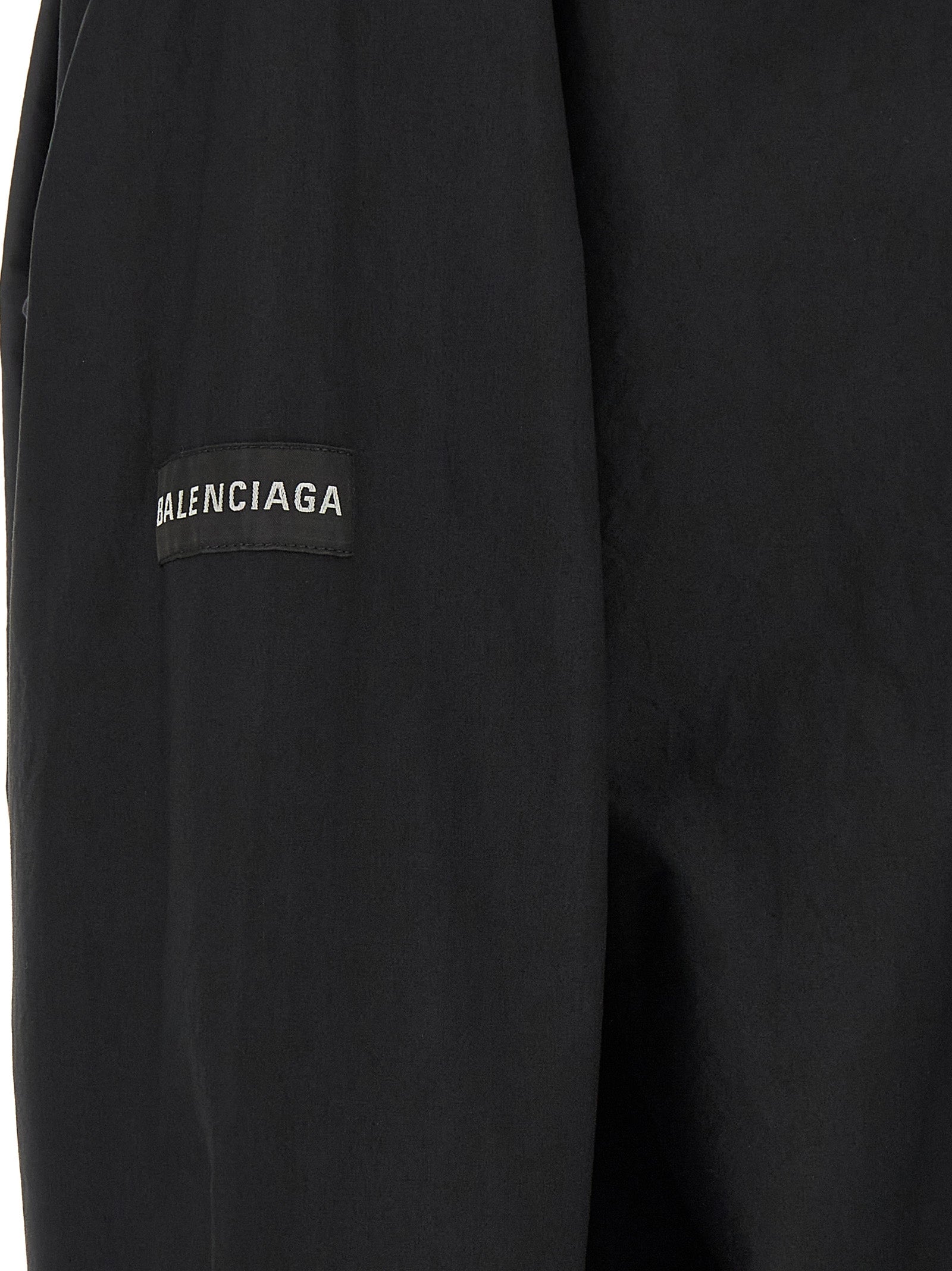 Chemise en coton noire Balenciaga, vue de face, avec col classique et manches longues, élégante et décontractée.